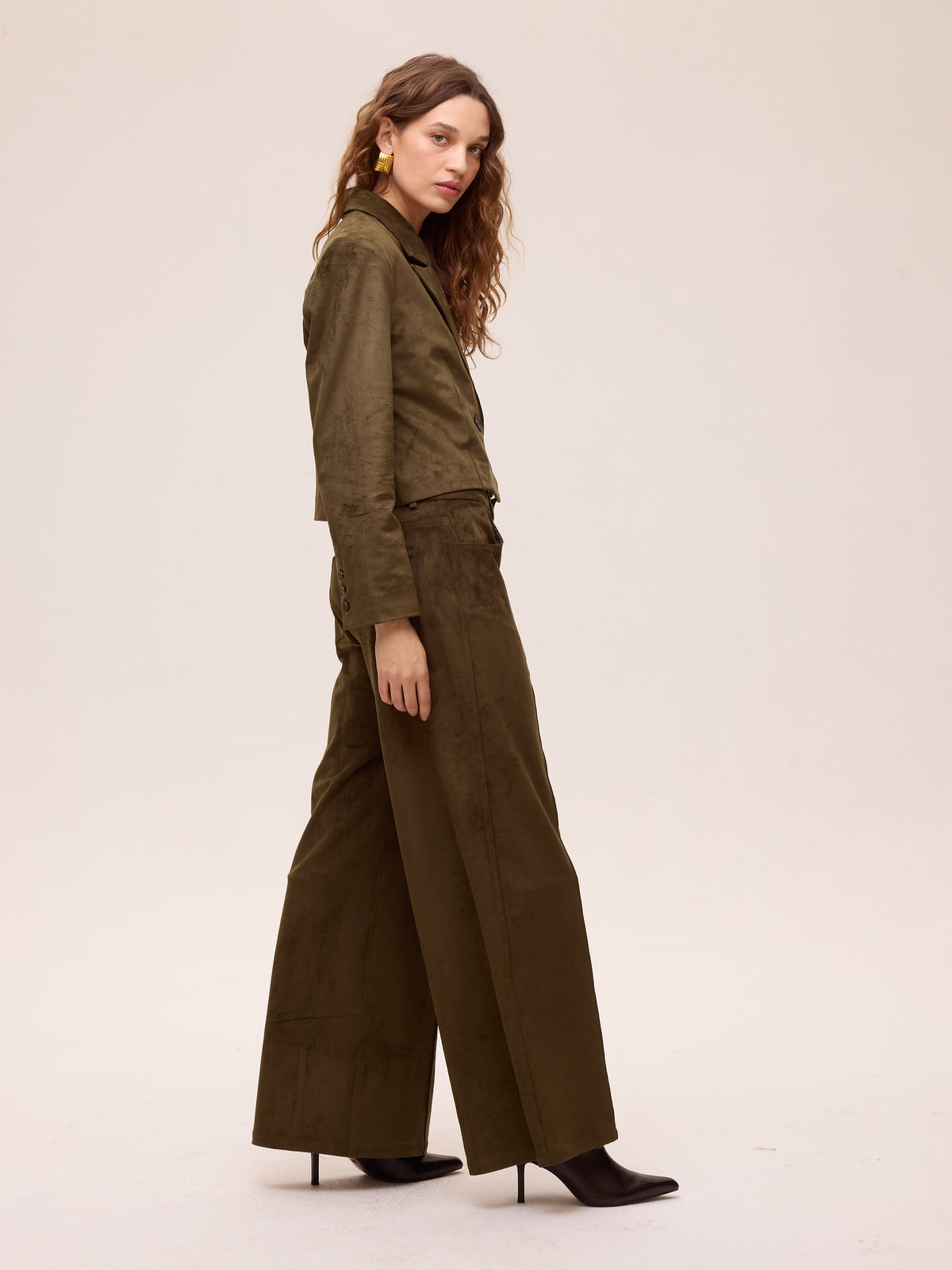 DUSK SUEDE PANT - Pantalón cinco bolsillos ante verde, moda de fiesta e invitada diseñada en España por MIOH
