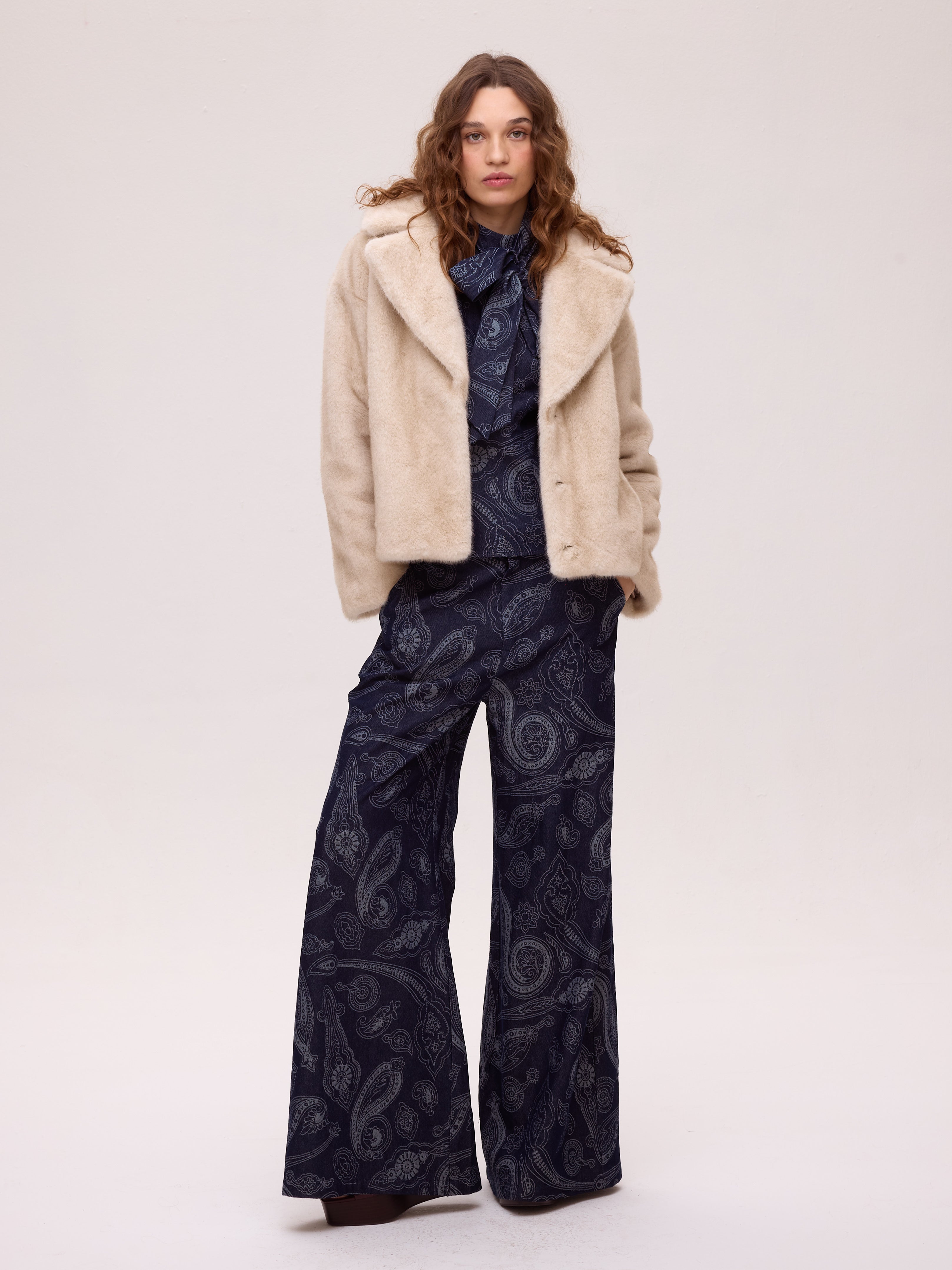 EARTH DENIM PANT - Pantalón vaquero wide leg, del total look de invitada al día a día más arreglado. MIOH, marca española de moda