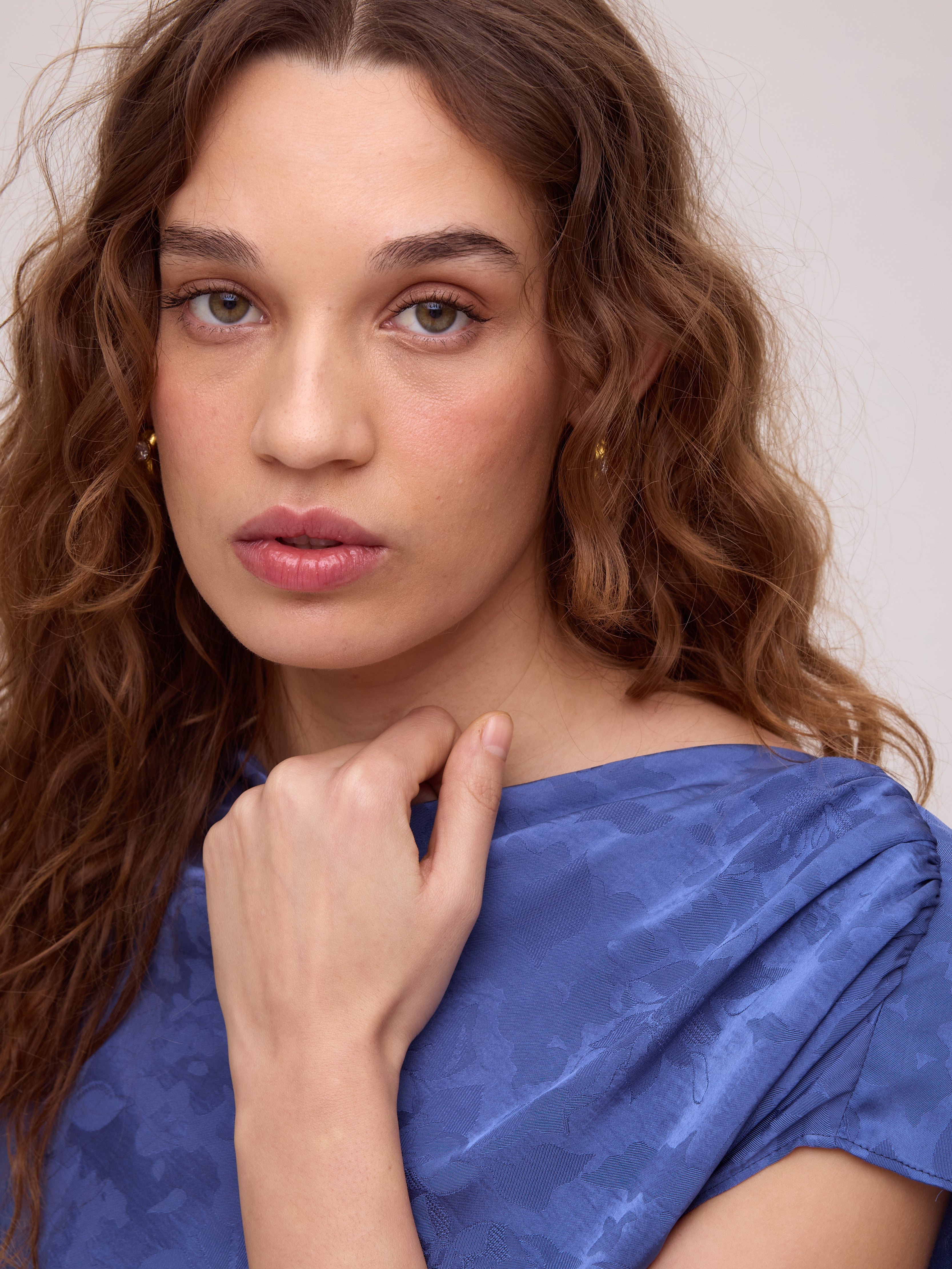 ETOILE BLUE - Vestido largo tejido jacquard azul, para brillar como invitada en cualquier evento. MIOH, la marca española de vestidos de fiesta más de moda en 2026