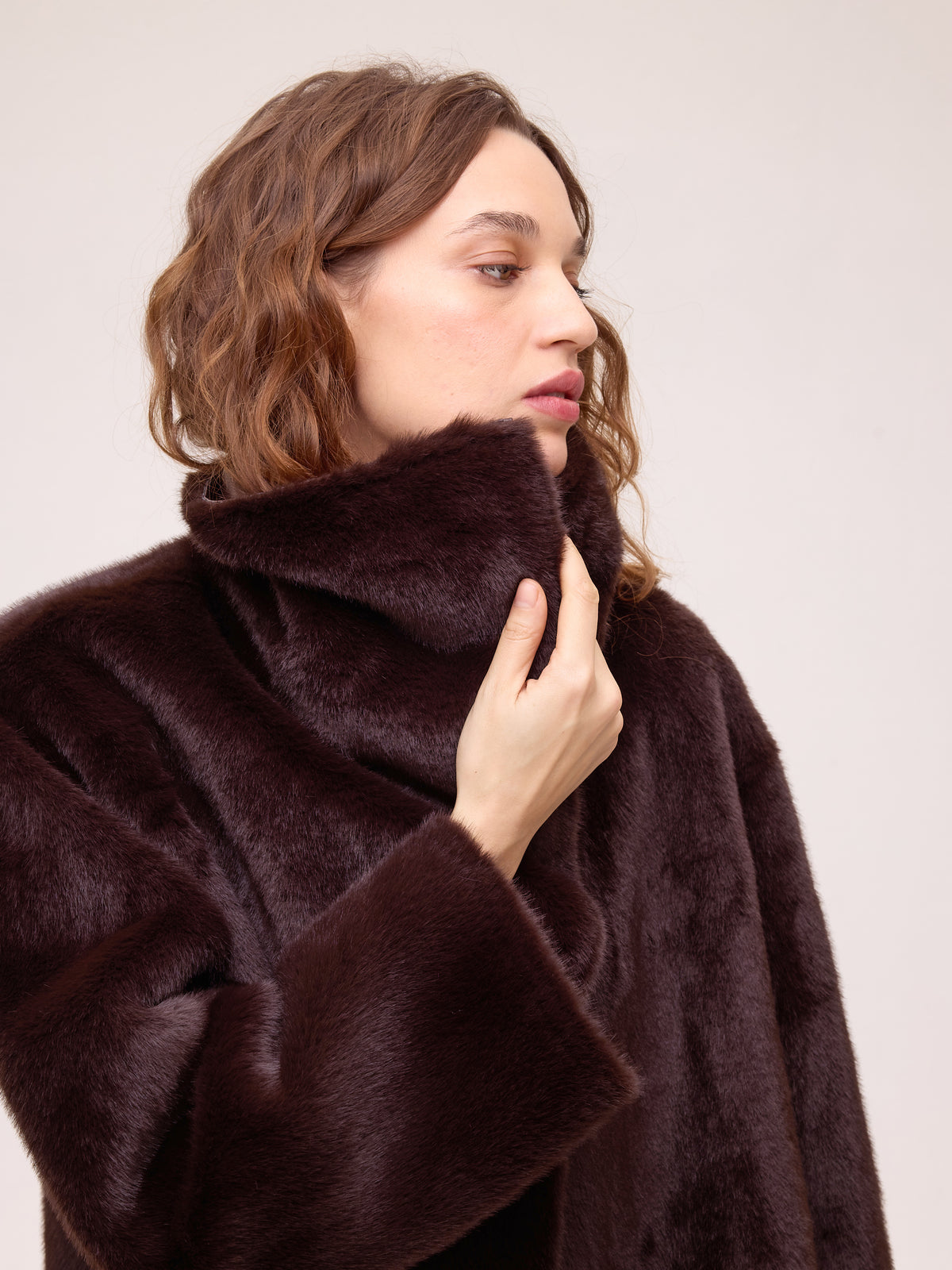 FACTORY LEATHER - Abrigo largo reversible ecopiel - Marrón, perfecto para bodas y eventos de invierno sin renunciar al estilo. MIOH, moda española de invitada