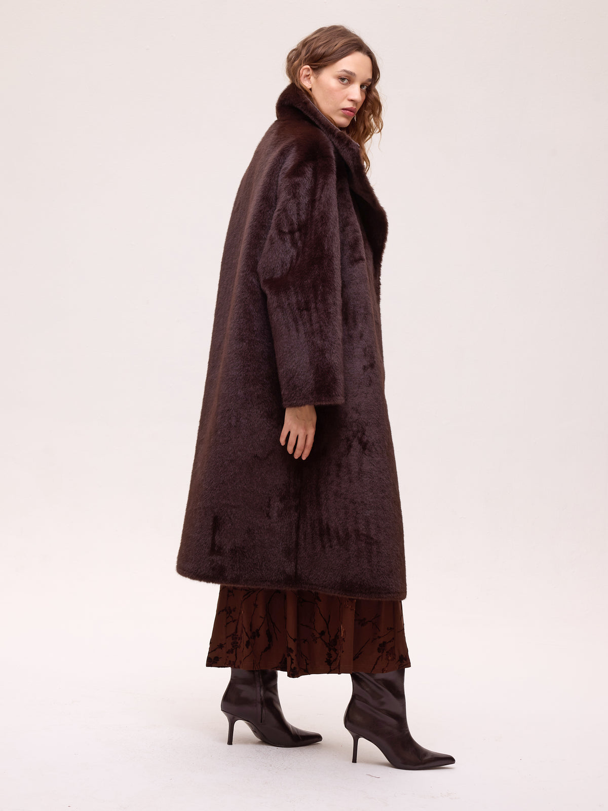 FACTORY LEATHER - Abrigo largo reversible ecopiel - Marrón, abrigo de la colección FW26 de MIOH, marca española de moda de invitada de boda y de fiesta