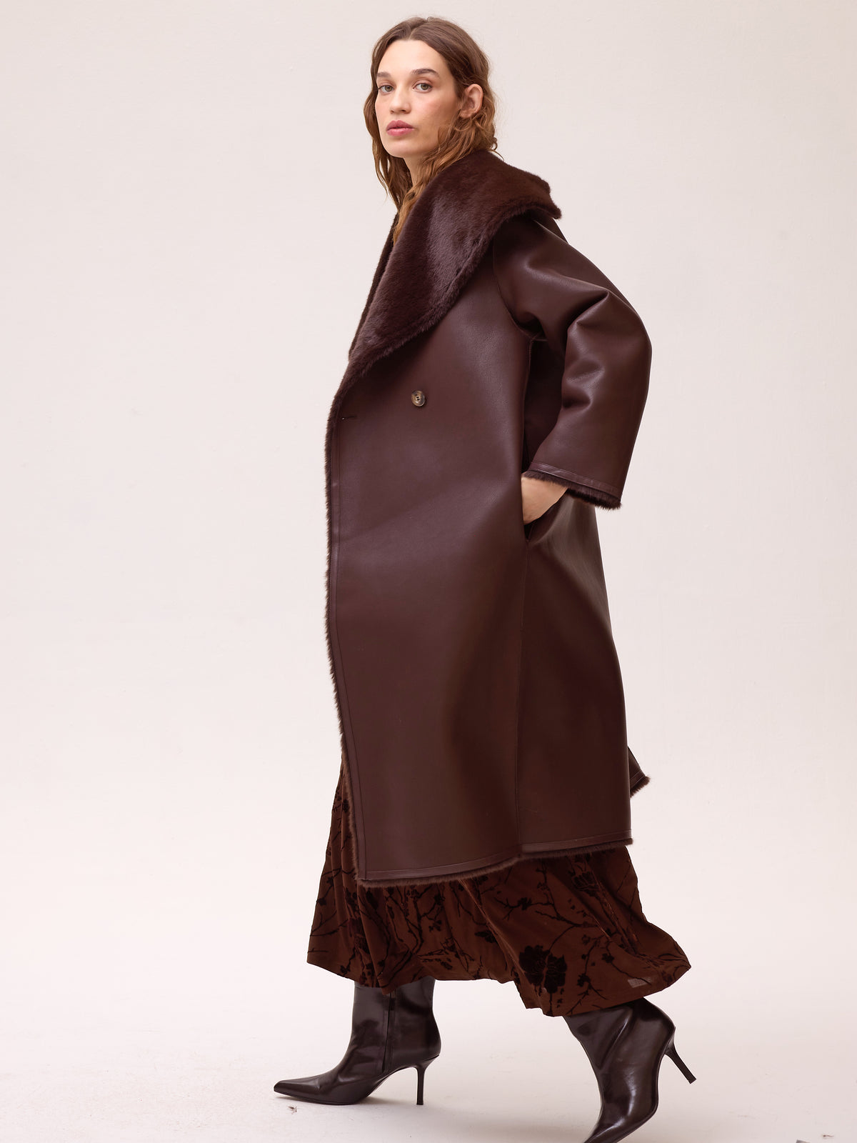 FACTORY LEATHER - Abrigo largo reversible ecopiel - Marrón, abrigos y chaquetones diseñados en España por MIOH para la invitada perfecta