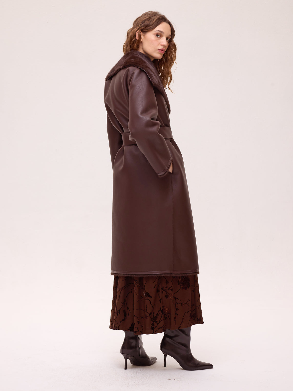 FACTORY LEATHER - Abrigo largo reversible ecopiel - Marrón, calidez y tendencia para tus eventos de otoño invierno. MIOH, moda española de fiesta