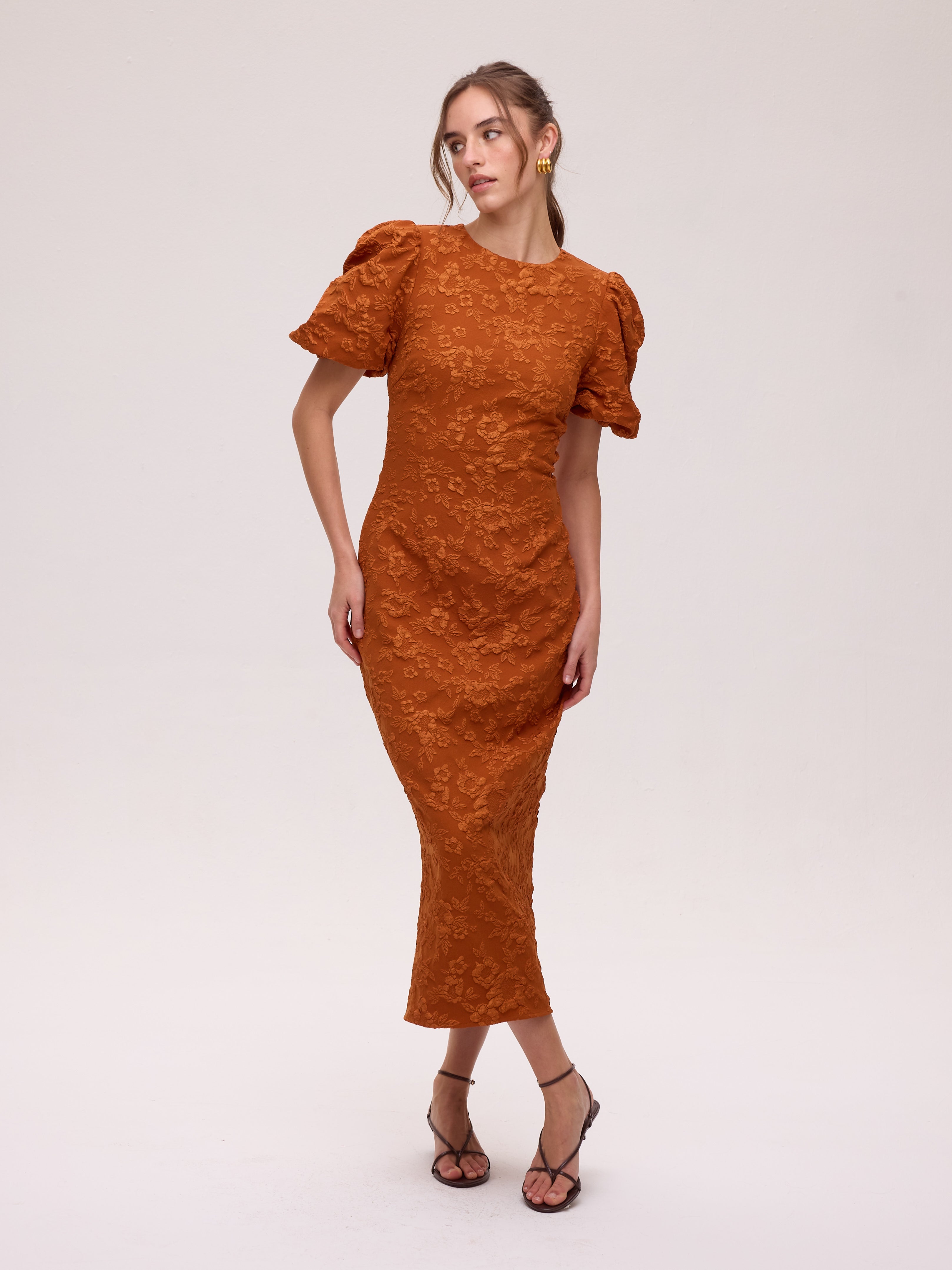 FIORE ORANGE - Vestido brocado floral escote espalda, perfecto para invitadas de boda y fiesta esta temporada de otoño invierno. MIOH es la marca española de vestidos de invitada de referencia
