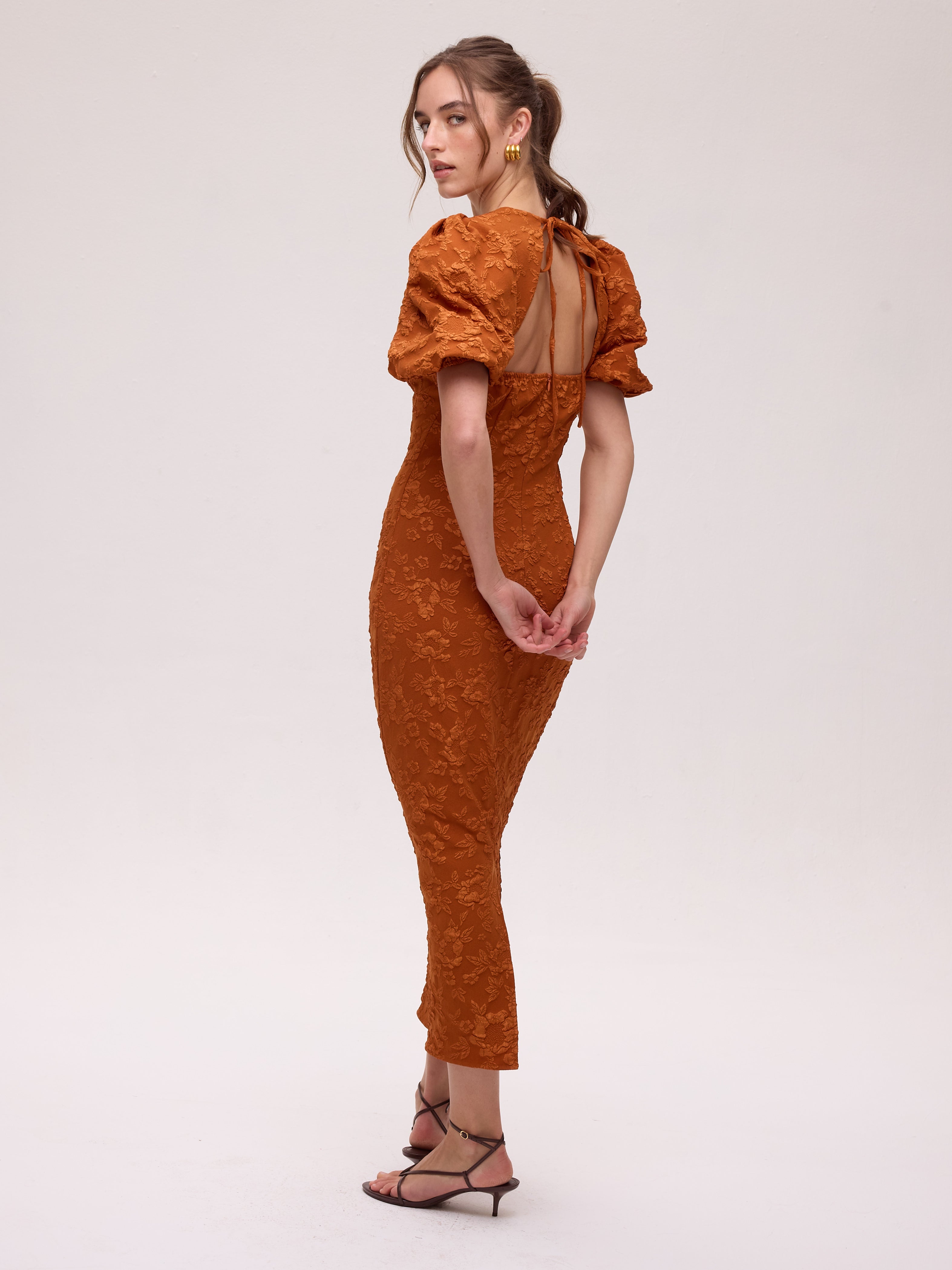 FIORE ORANGE - Vestido brocado floral escote espalda, para brillar como invitada en cualquier evento. MIOH, la marca española de vestidos de fiesta más de moda en 2026