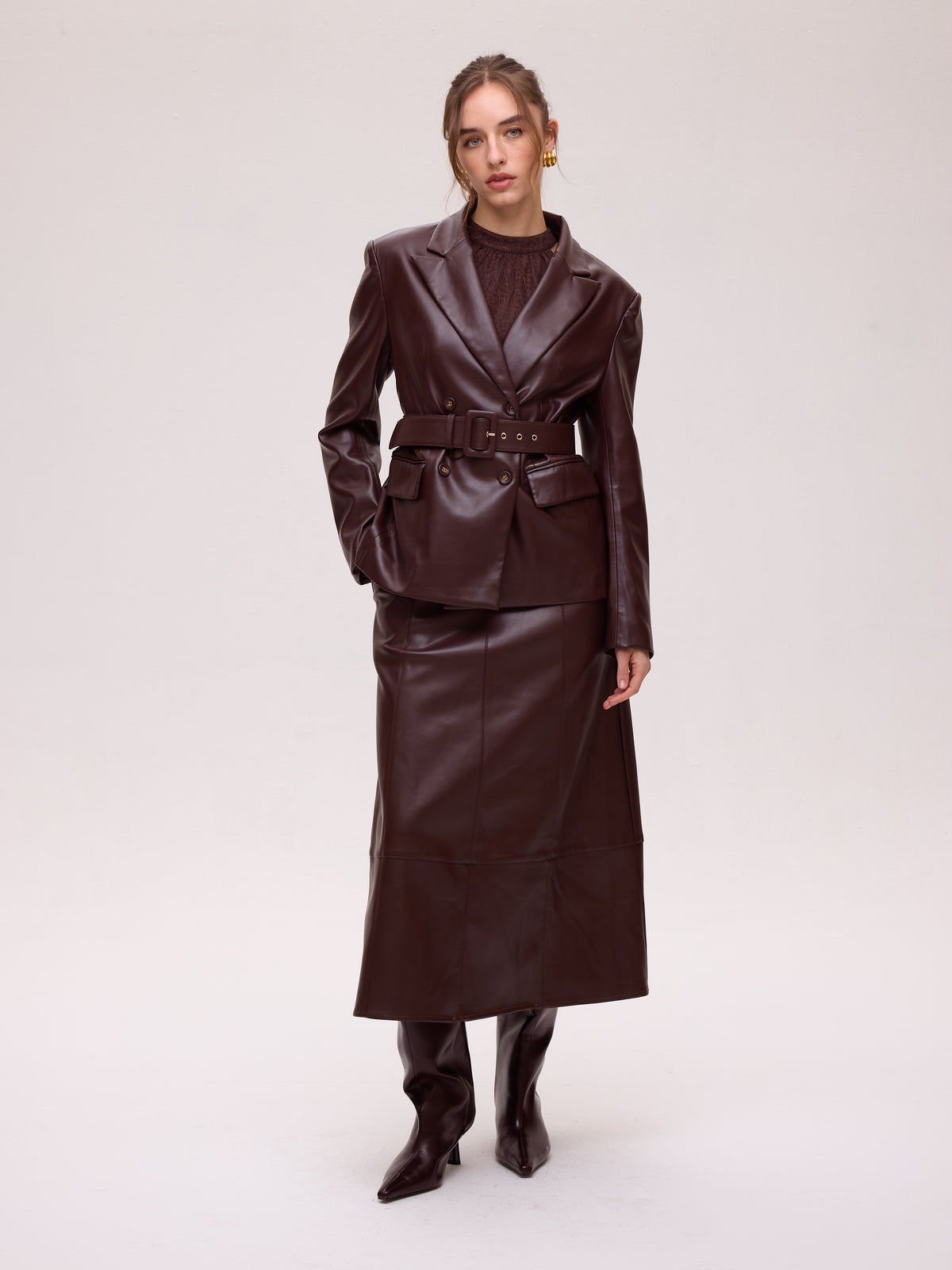 FOG GRANA - Falda midi polipiel granate, del total look de invitada al día a día más arreglado. MIOH, marca española de moda