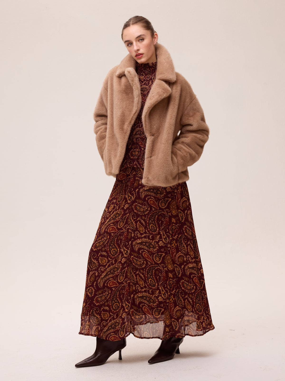 mioh | FREEWAY CAMEL - Abrigo corto faux fur en color camel
