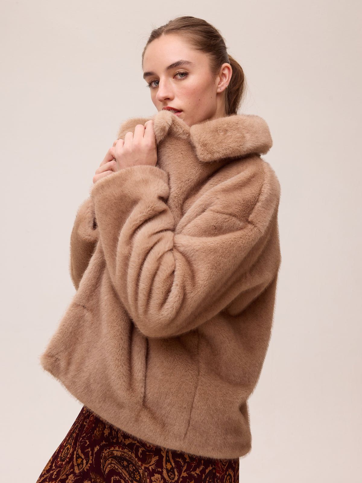 mioh | FREEWAY CAMEL - Abrigo corto faux fur en color camel