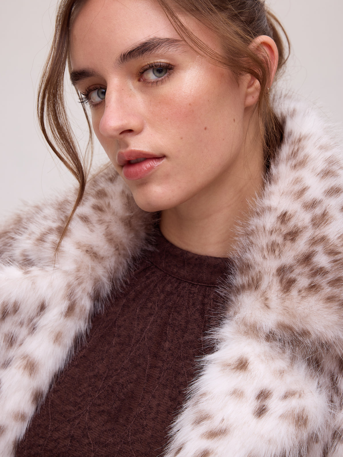 FREEWAY DOTS - Abrigo corto faux fur - Manchas, abrigo de la colección FW26 de MIOH, marca española de moda de invitada de boda y de fiesta