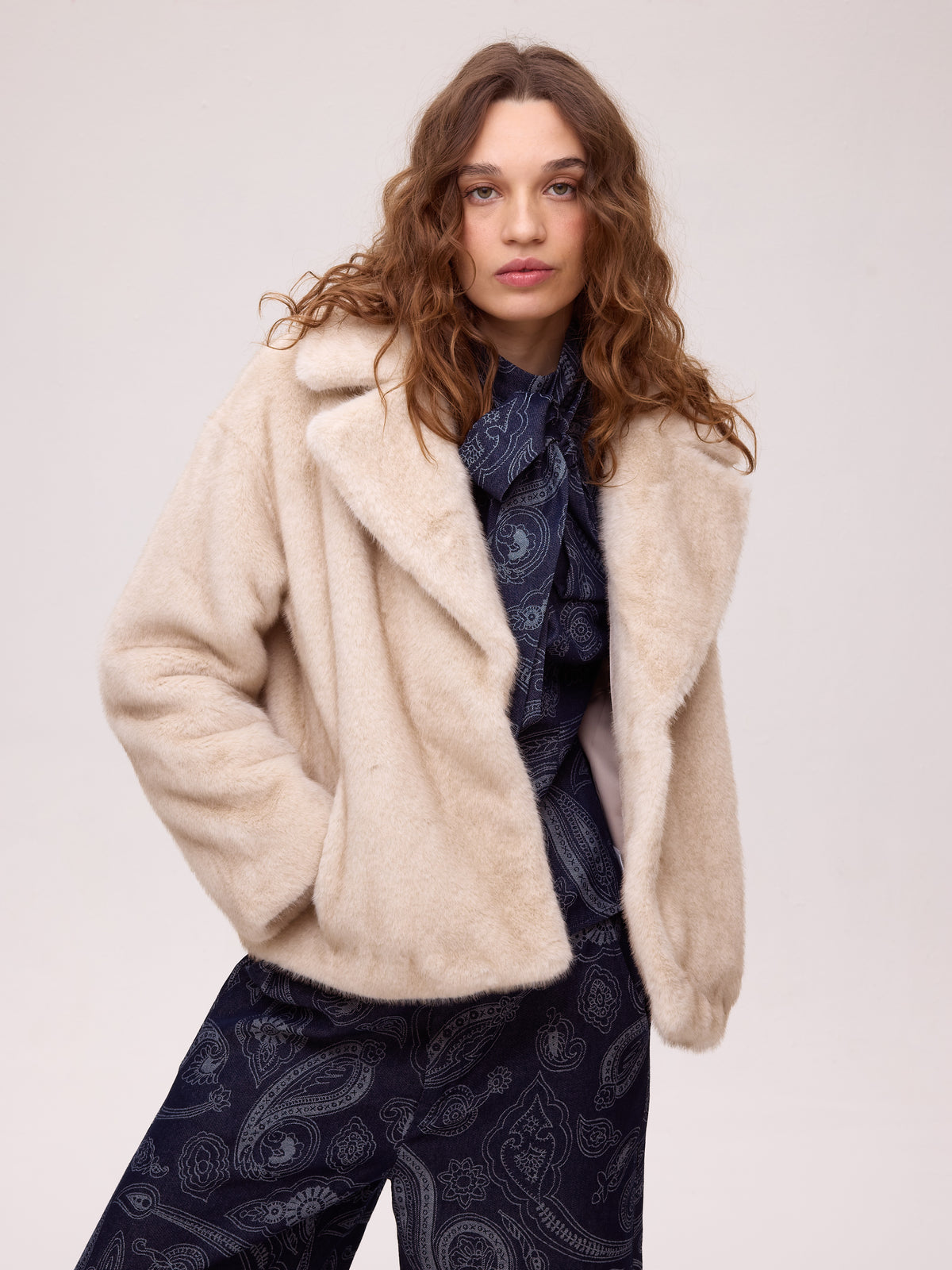 mioh | MONT GRANA Blusa granate + LOTUS GRANA - Falda vinilo burgundy + FREEWAY ECRU - Abrigo corto faux fur
