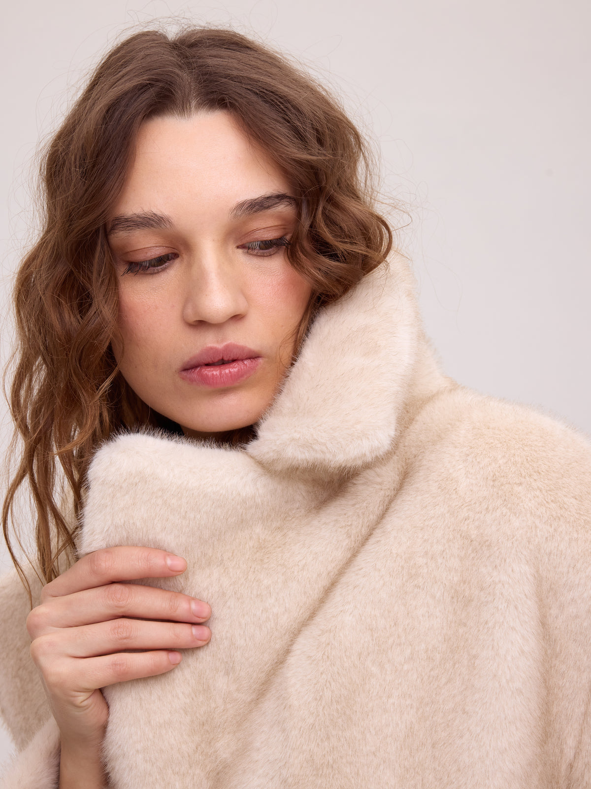 mioh | MONT GRANA Blusa granate + LOTUS GRANA - Falda vinilo burgundy + FREEWAY ECRU - Abrigo corto faux fur