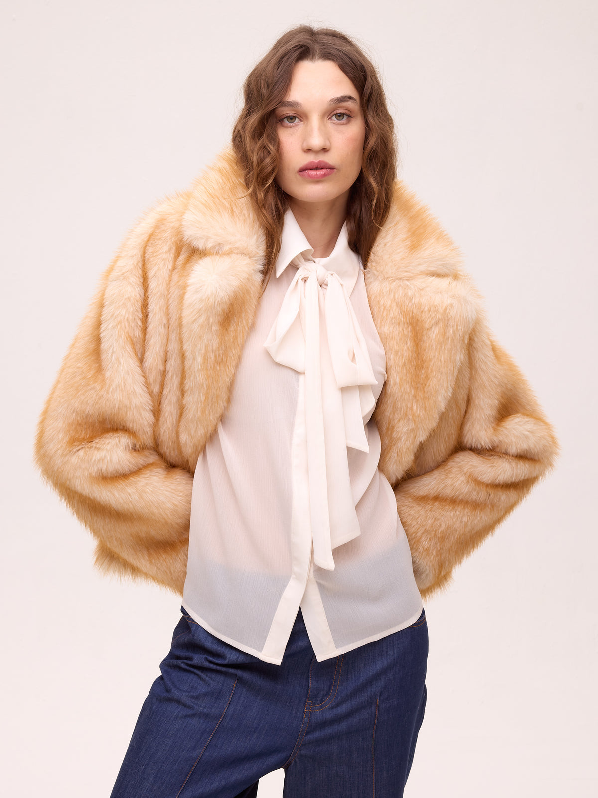FREEWAY HONEY - Abrigo corto faux fur - Miel, perfecto para bodas y eventos de invierno sin renunciar al estilo. MIOH, moda española de invitada