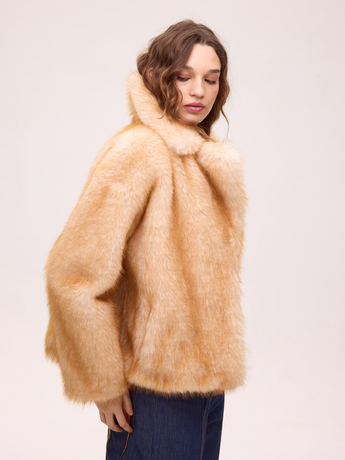FREEWAY HONEY - Abrigo corto faux fur - Miel, abrigo de la colección FW26 de MIOH, marca española de moda de invitada de boda y de fiesta