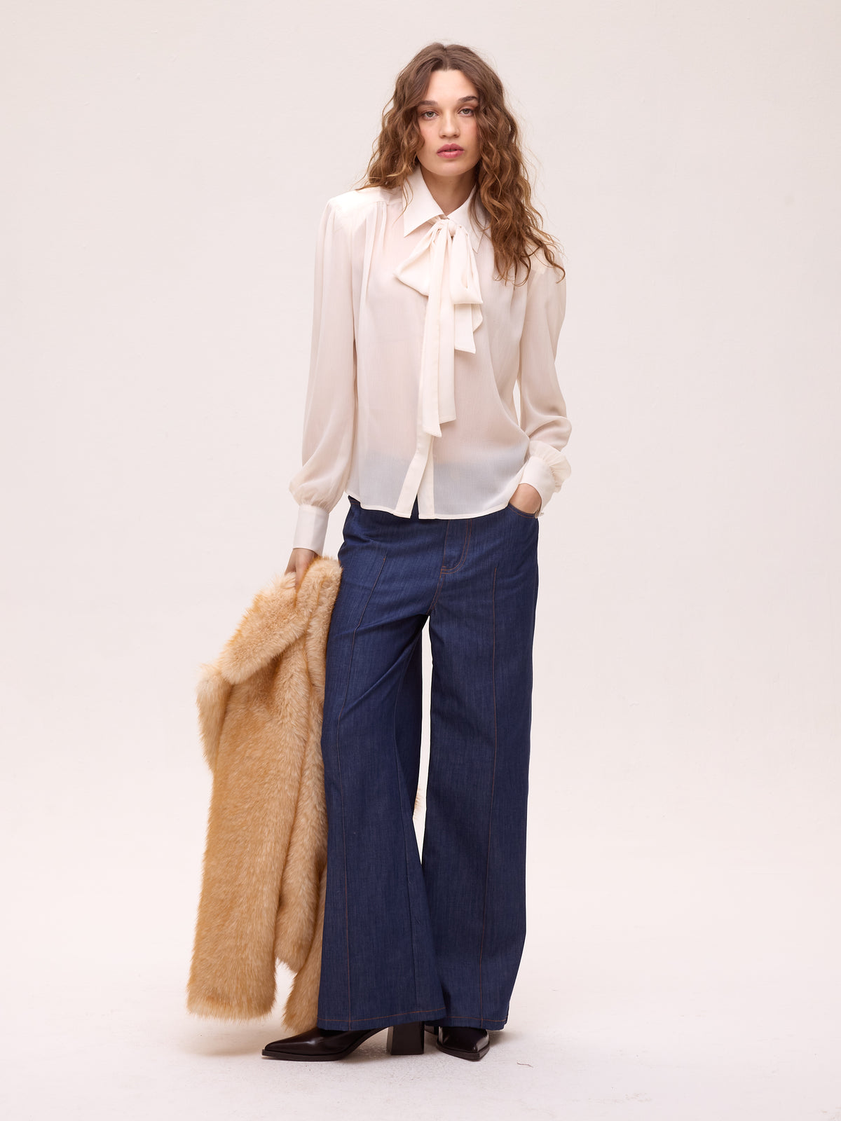 FREEWAY HONEY - Abrigo corto faux fur - Miel, combínalo con los vestidos de invitada de MIOH y crea un look de diez