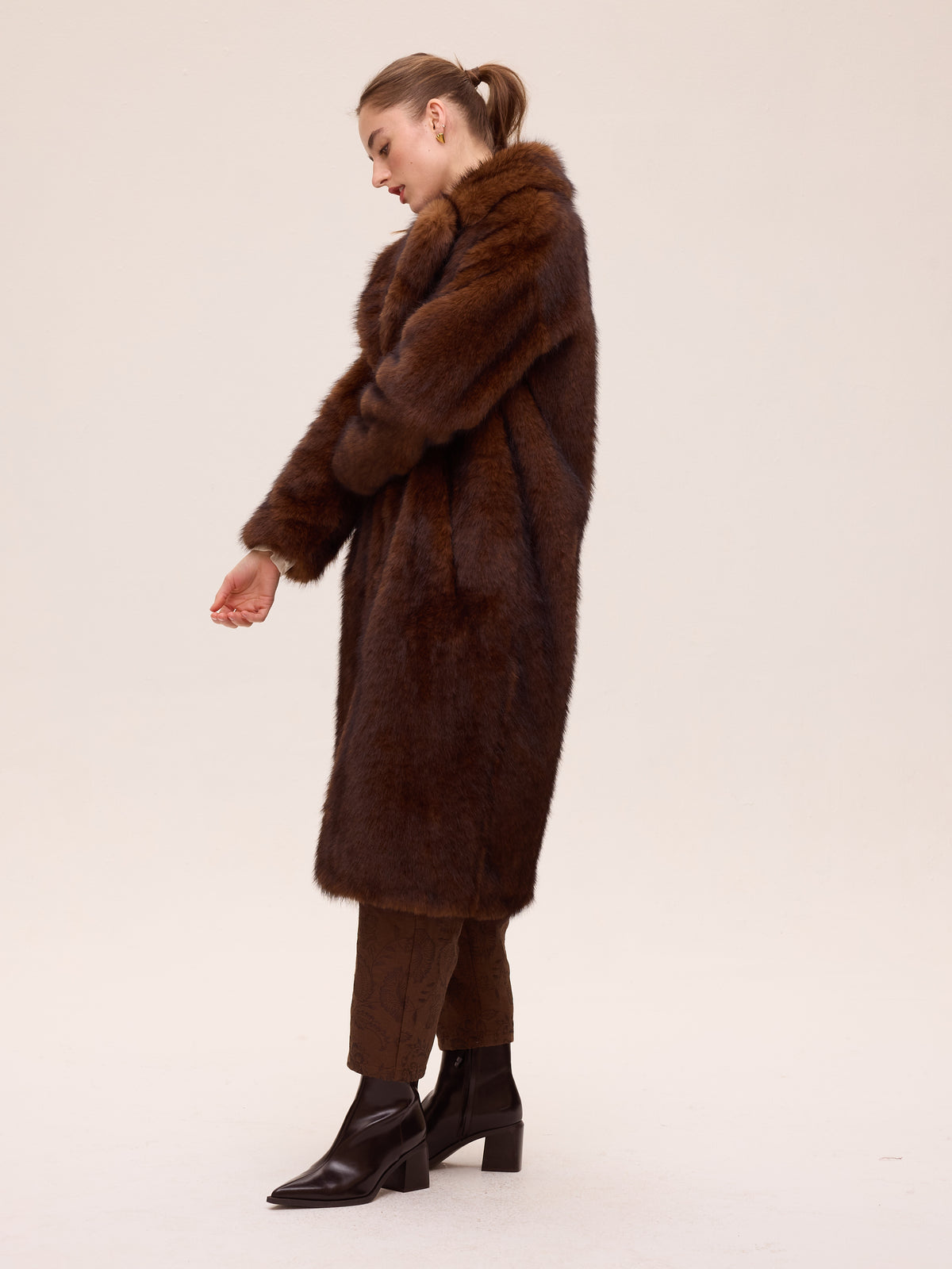 GLOBE BROWN - Abrigo faux fur - Marrón, combínalo con los vestidos de invitada de MIOH y crea un look de diez