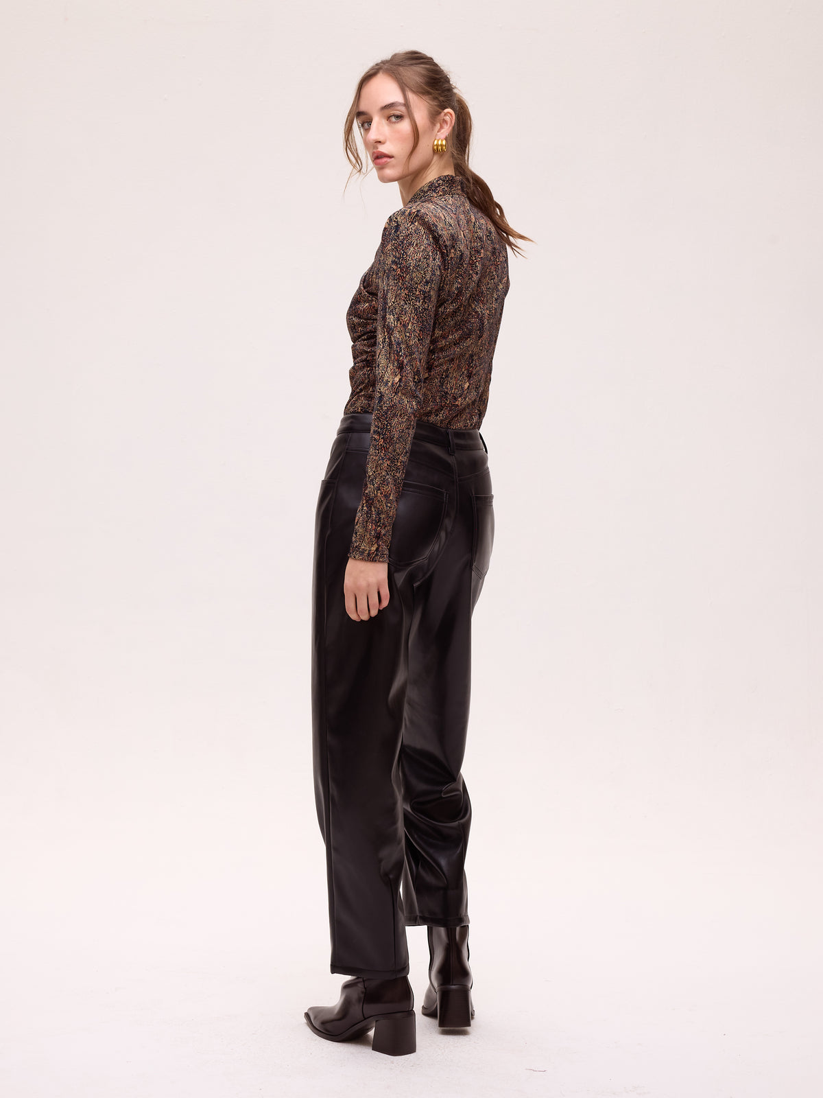 GLOOM BLACK - Pantalón barrel ecopiel negro, del total look de invitada al día a día más arreglado. MIOH, marca española de moda
