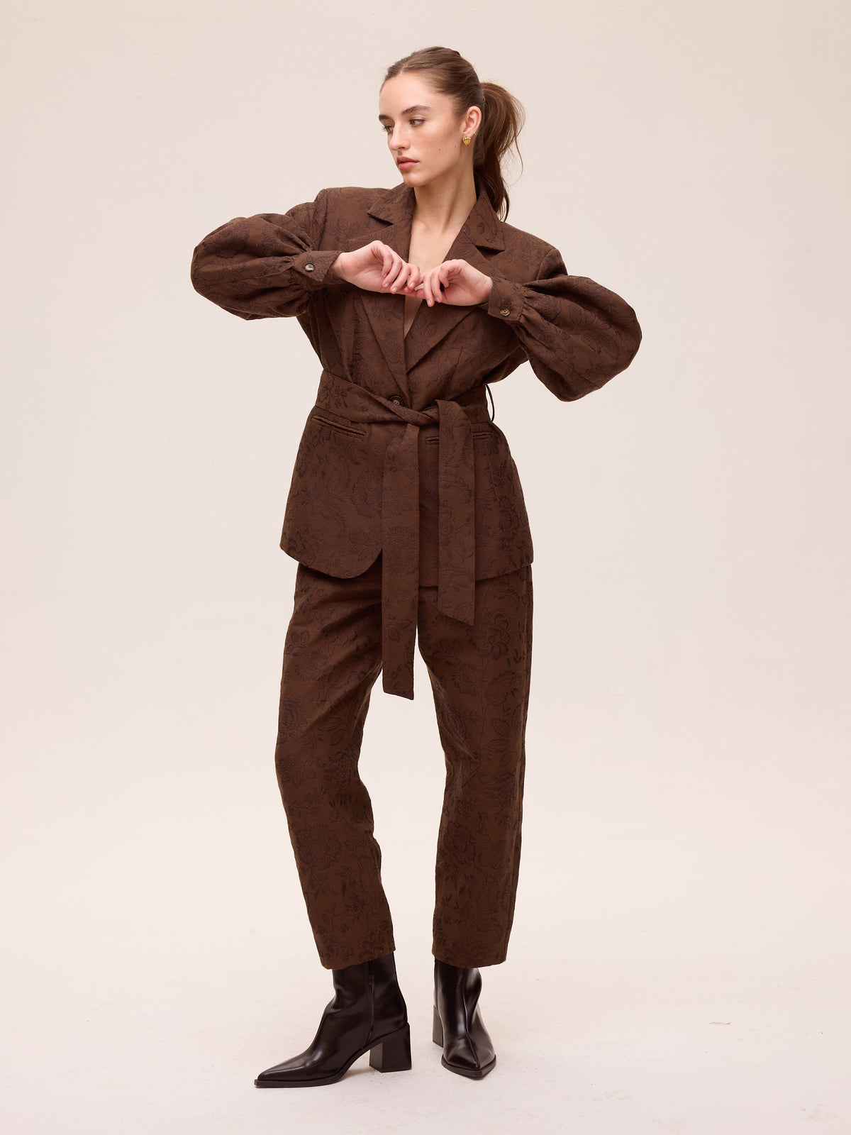 GLOOM BROWN - Pantalón barrel damasco bordado flores, ideal para bodas de tarde, cócteles, bautizos y comuniones. MIOH, moda de invitada hecha en España