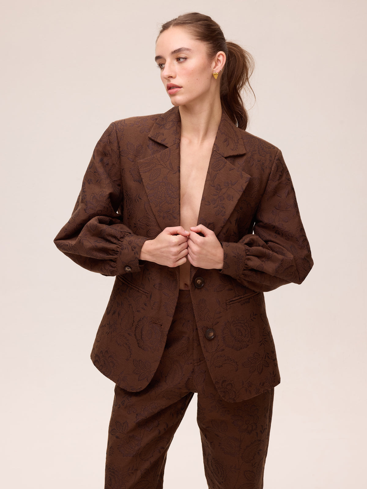 GLOOM BROWN - Pantalón barrel damasco bordado flores, del total look de invitada al día a día más arreglado. MIOH, marca española de moda