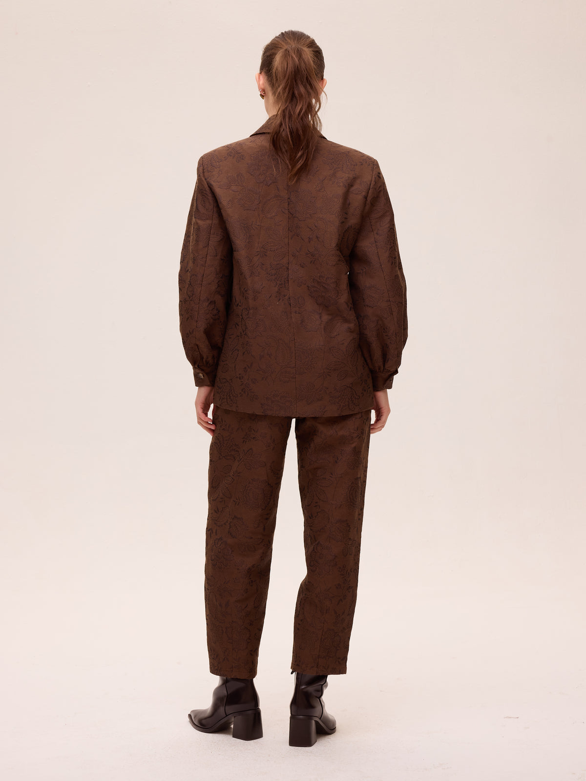 GLOOM BROWN - Pantalón barrel damasco bordado flores, una alternativa al vestido de invitada de boda, con el sello de MIOH