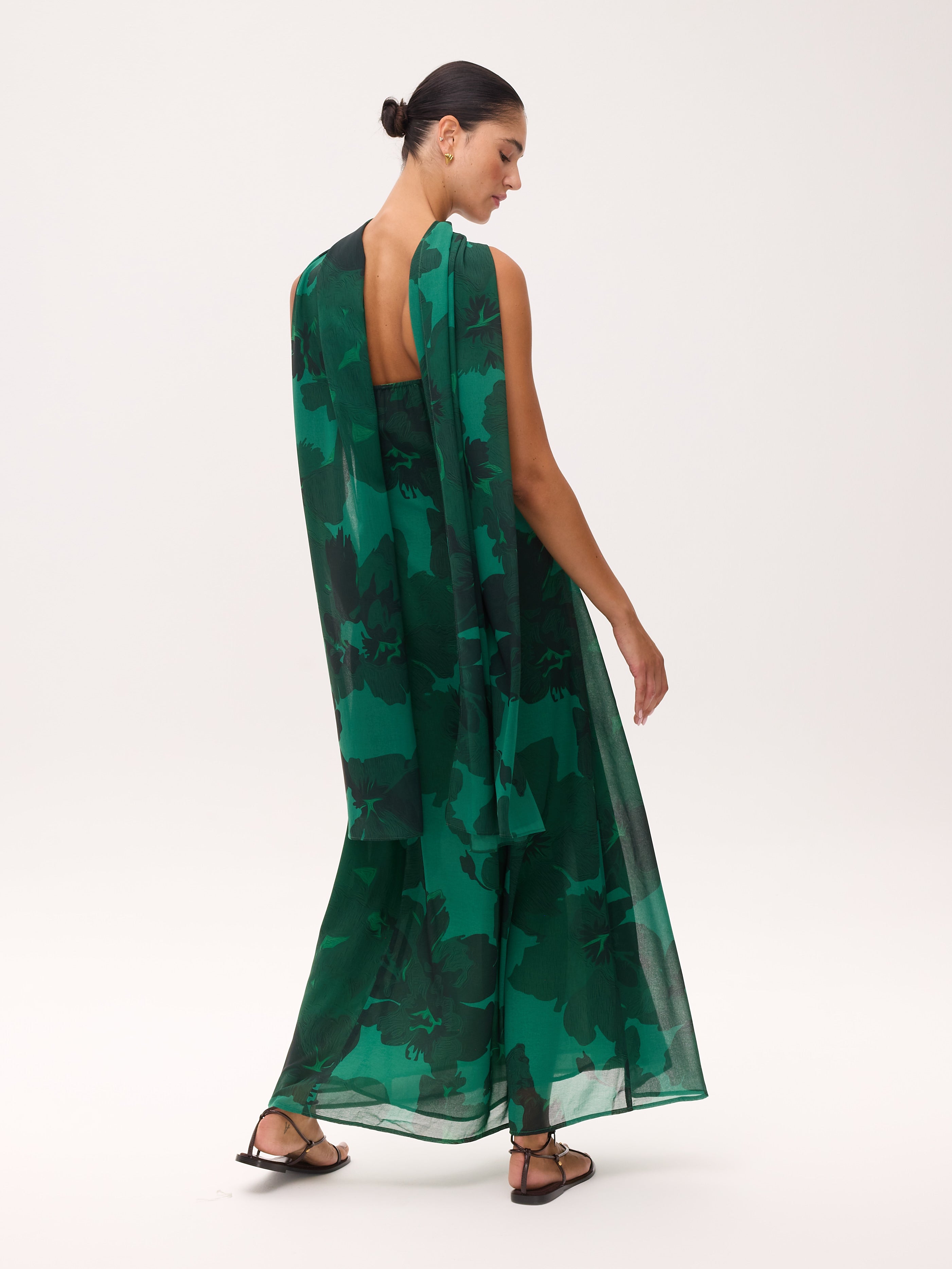 HELENA GREEN - Vestido fluido estampado floral con tirantes desmontables, para invitadas de boda, fiesta y eventos de primvera y verano. MIOH es la marca de vestidos de invitada de boda y fiesta de referencia en España