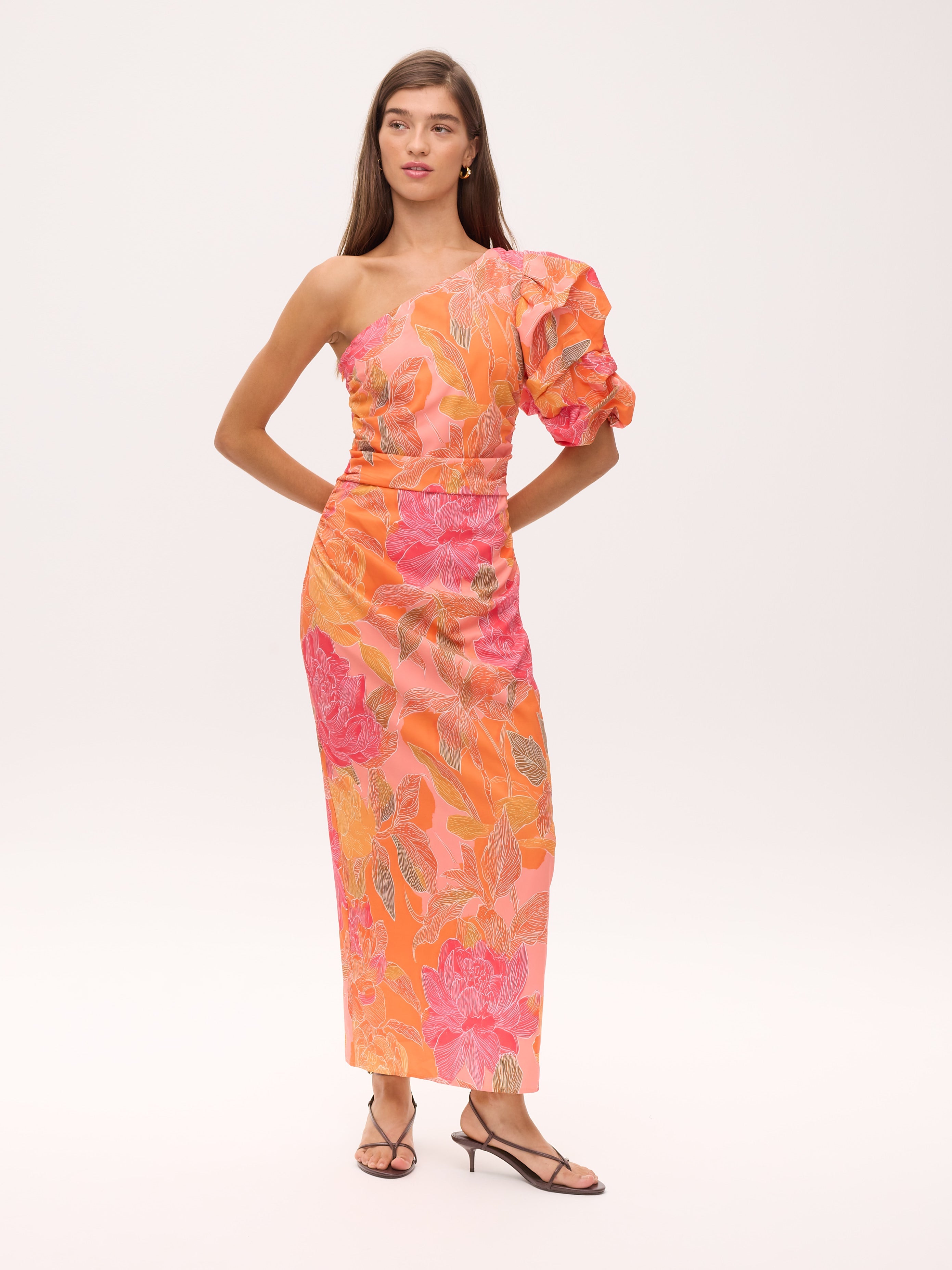 ISABELA FLOWERS - Vestido asimétrico manga abullonada estampado flores, de fiesta e invitada de boda y evento primavera verano. MIOH es la marca de vestidos de invitada de boda y fiesta de referencia en España