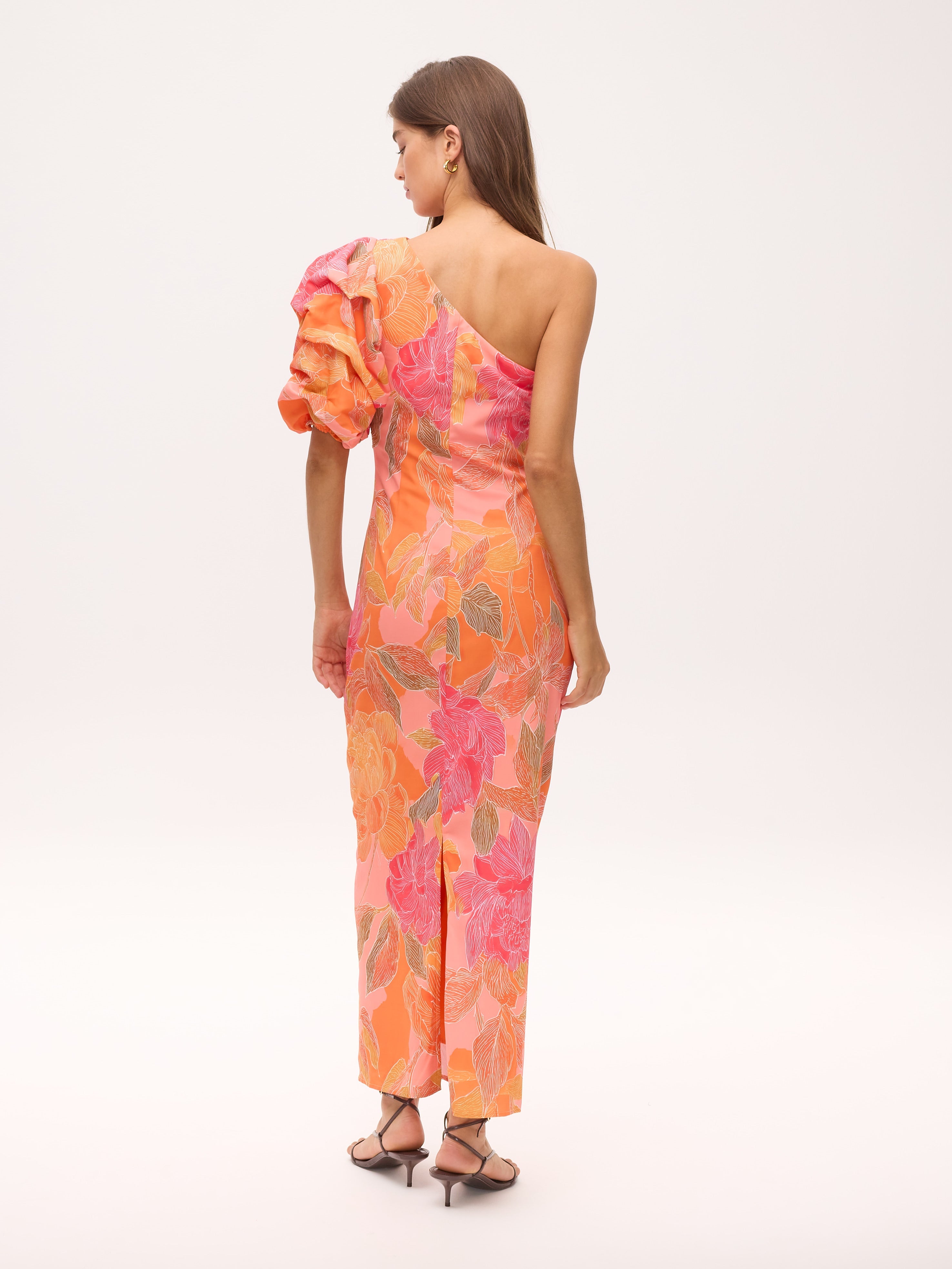 ISABELA FLOWERS - Vestido asimétrico manga abullonada estampado flores, de fiesta e invitada de boda y evento primavera verano. MIOH es la marca de vestidos de invitada de boda y fiesta de referencia en España