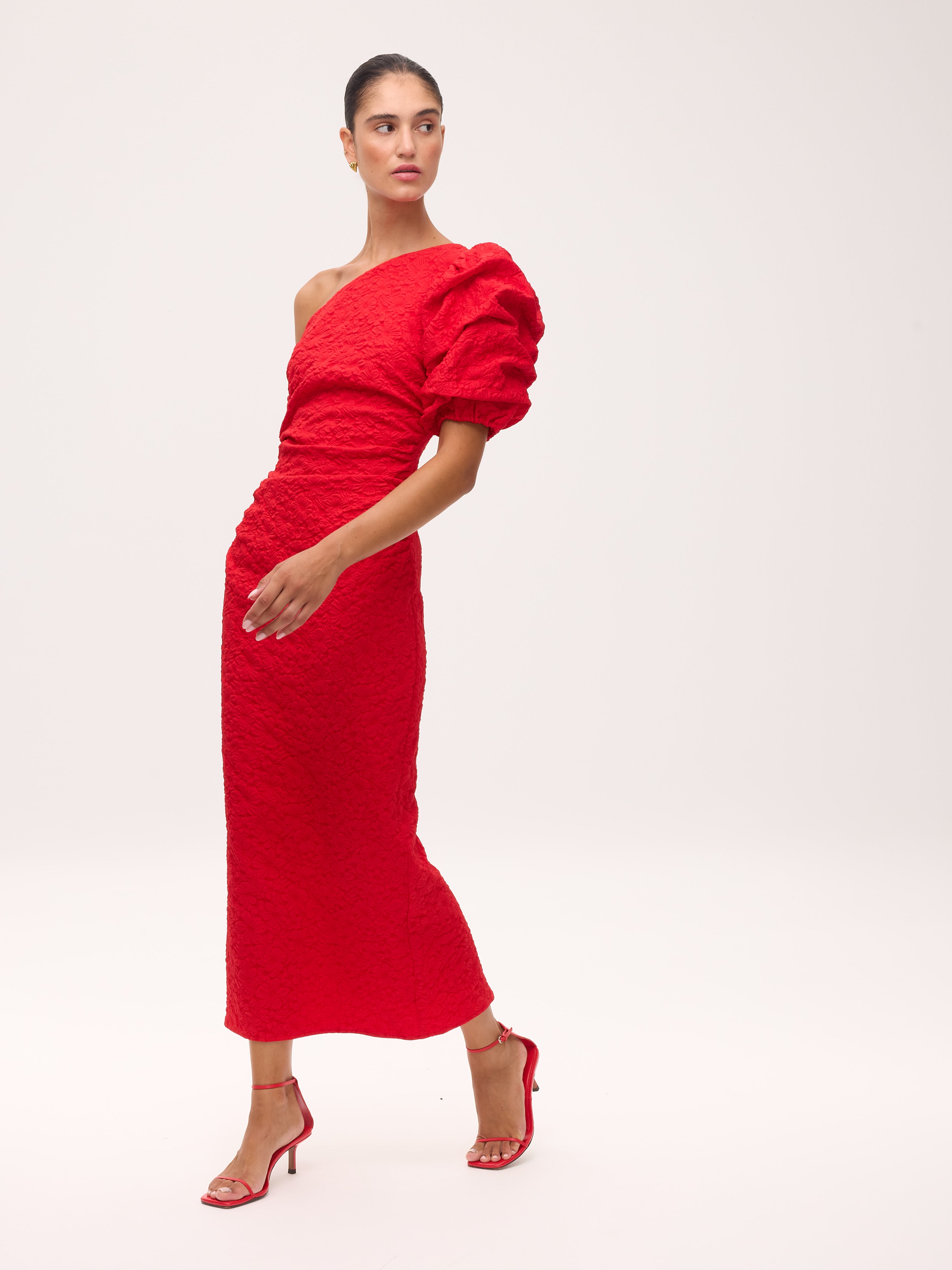 ISABELA RED - Vestido asimétrico manga abullonada damasco elástico floral rojo, de fiesta e invitada de boda y evento primavera verano. MIOH es la marca que eligen las influencers de España para sus eventos, como bodas y fiestas