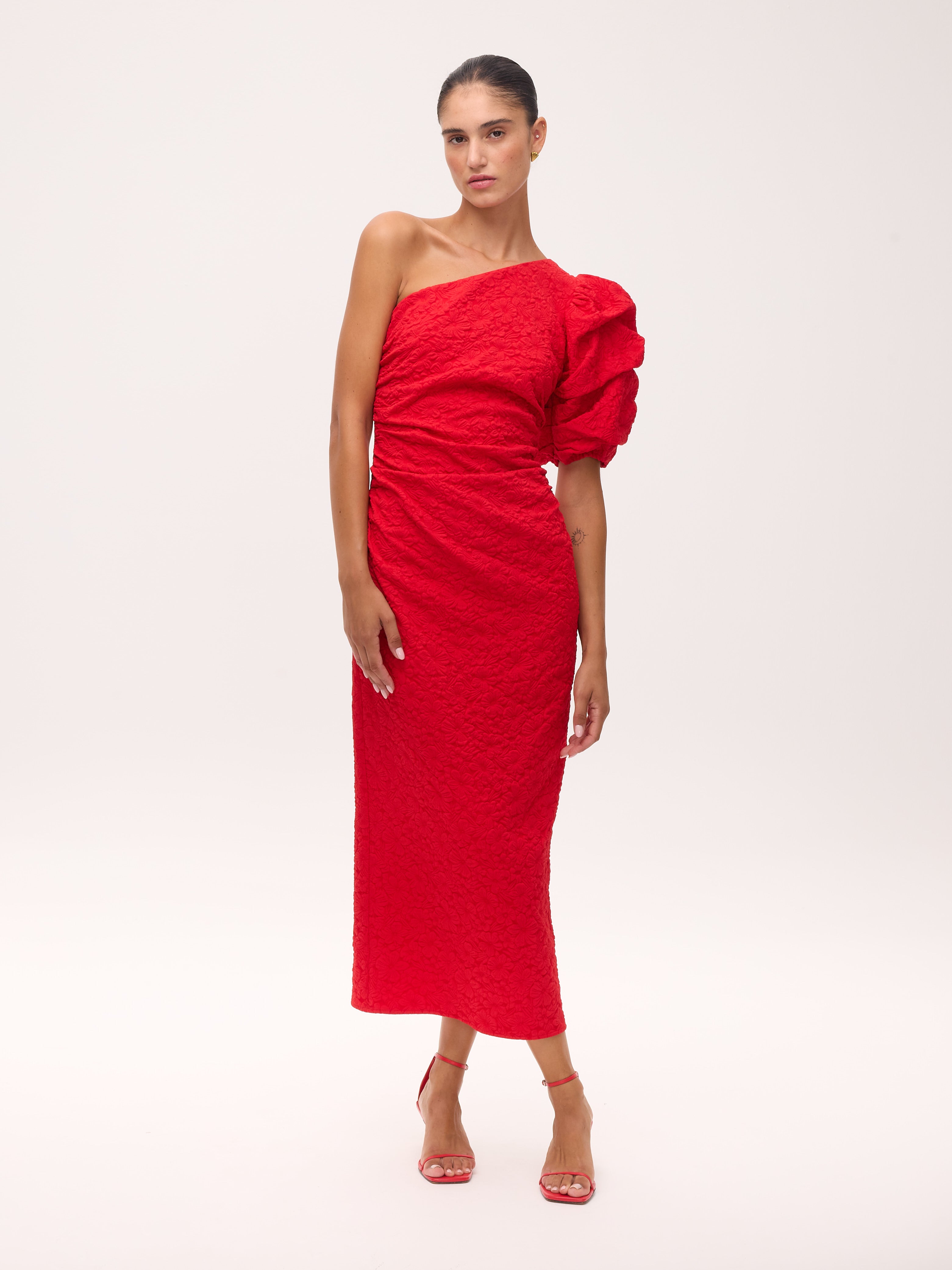 ISABELA RED - Vestido asimétrico manga abullonada damasco elástico floral rojo, de fiesta e invitada de boda y evento primavera verano. MIOH es la marca que eligen las influencers de España para sus eventos, como bodas y fiestas
