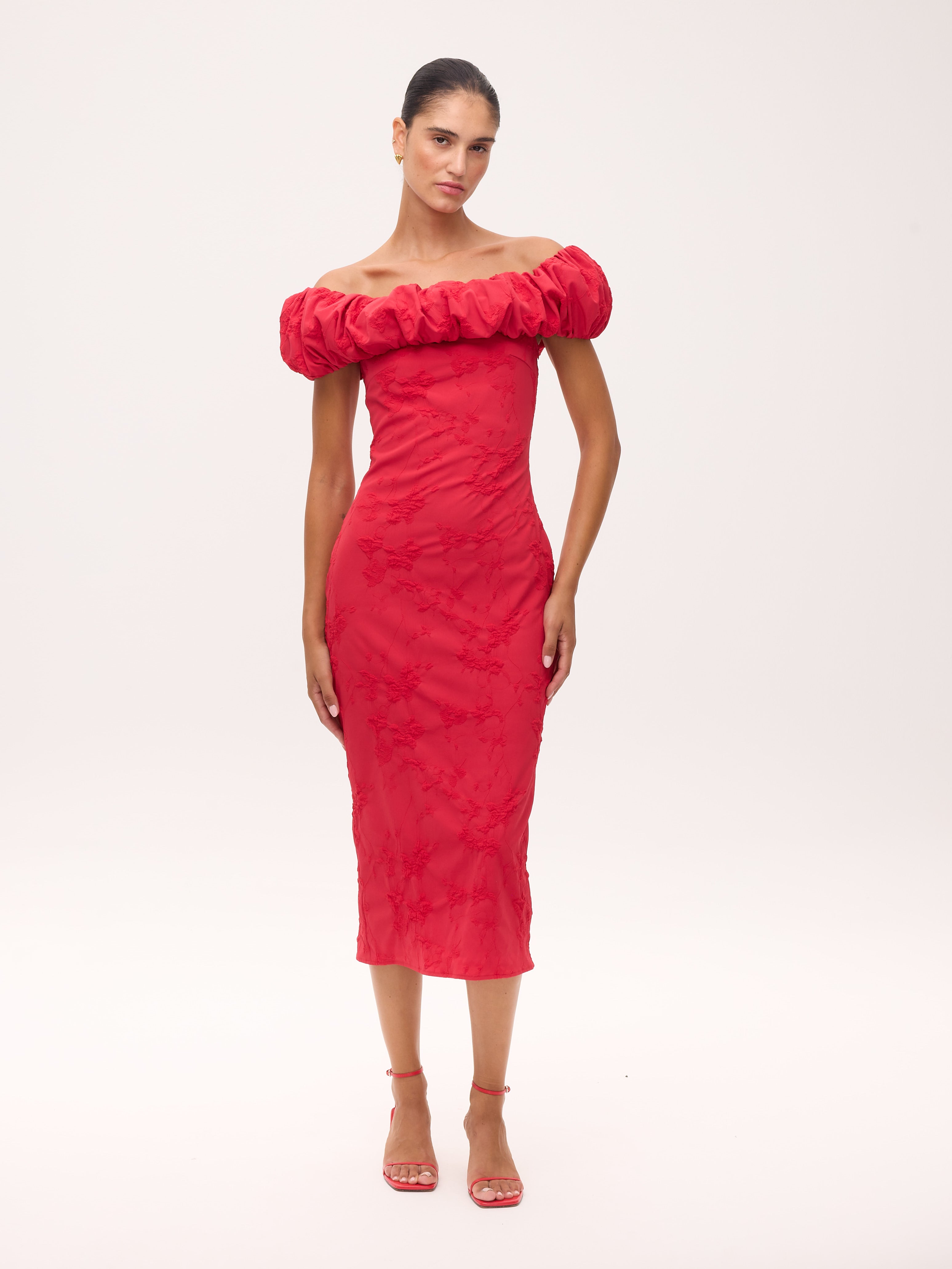 JULIETA RED - Vestido bardot volante estructurado, perfecto para invitadas de boda y fiesta spring summer. MIOH es la marca que eligen las influencers de España para sus eventos, como bodas y fiestas