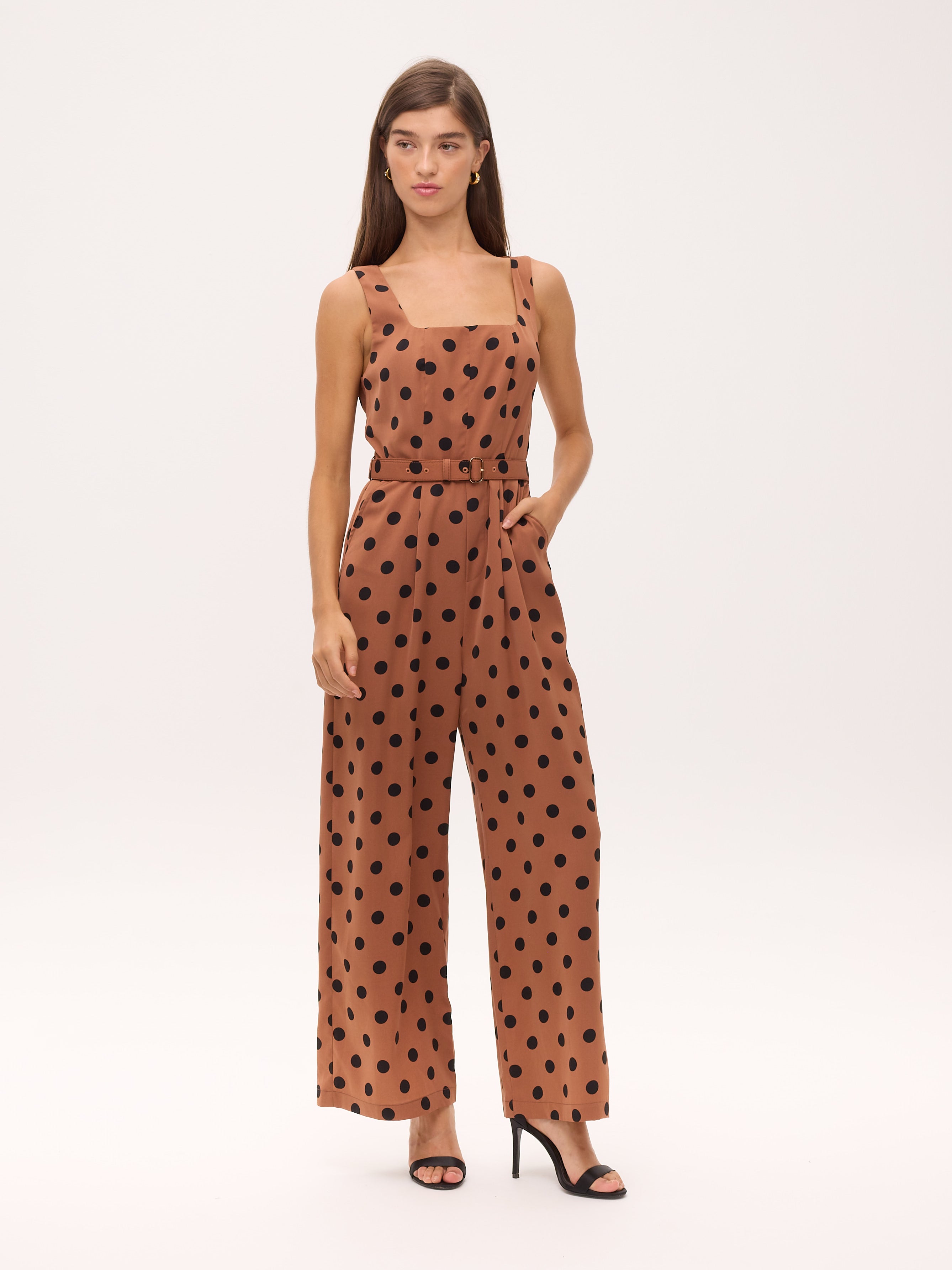LORENZO DOTS - Mono escote cuadrado de lunares marrón y negro, para ser la invitada de boda perfecta y fiesta esta primavera verano. MIOH es la marca de vestidos de invitada de boda y fiesta de referencia en España