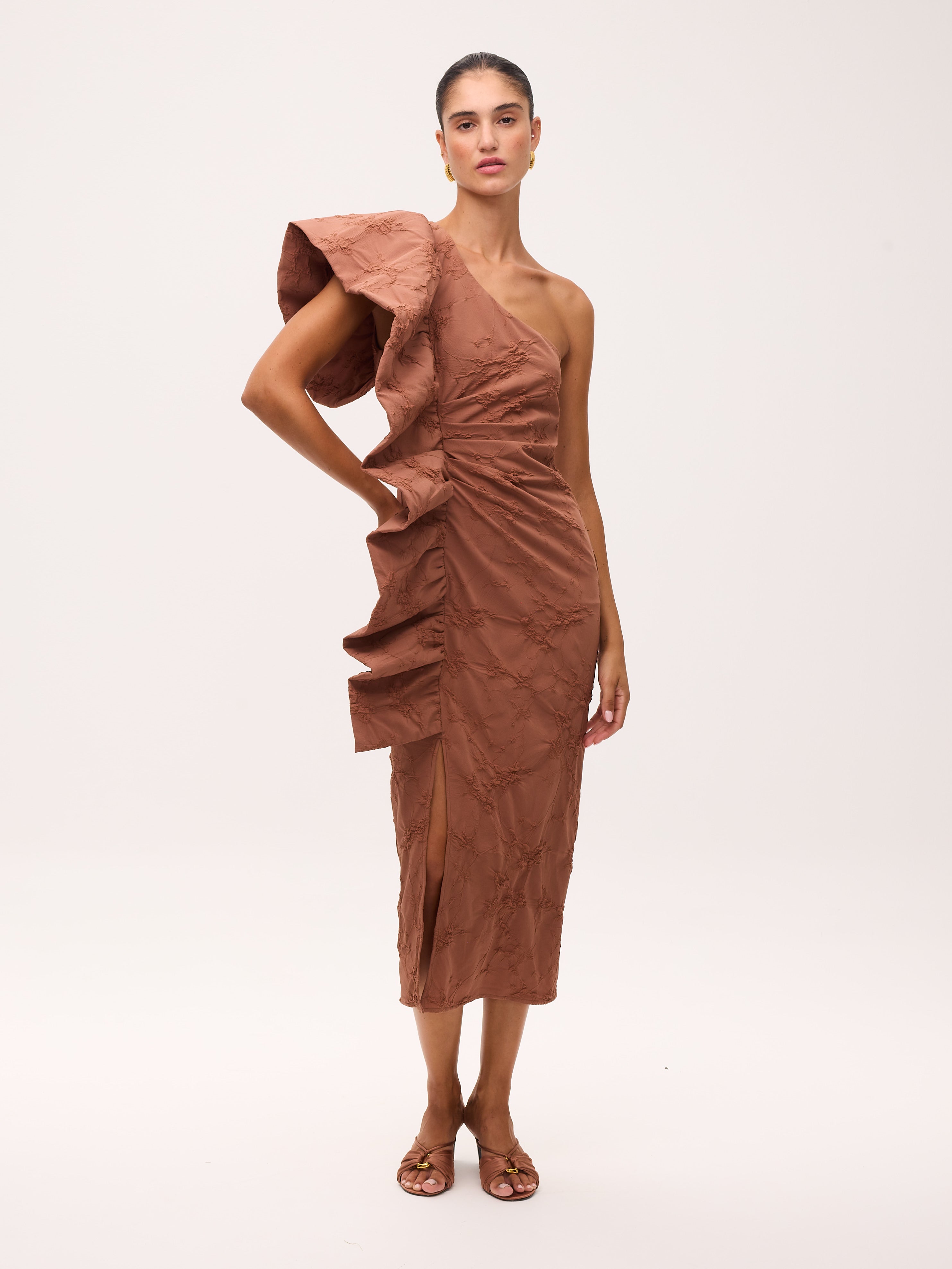 MALCOM MOCA - Vestido asimétrico damasco moca, para invitadas de boda, fiesta y eventos de primvera y verano. MIOH es la marca de vestidos de invitada de boda y fiesta de referencia en España