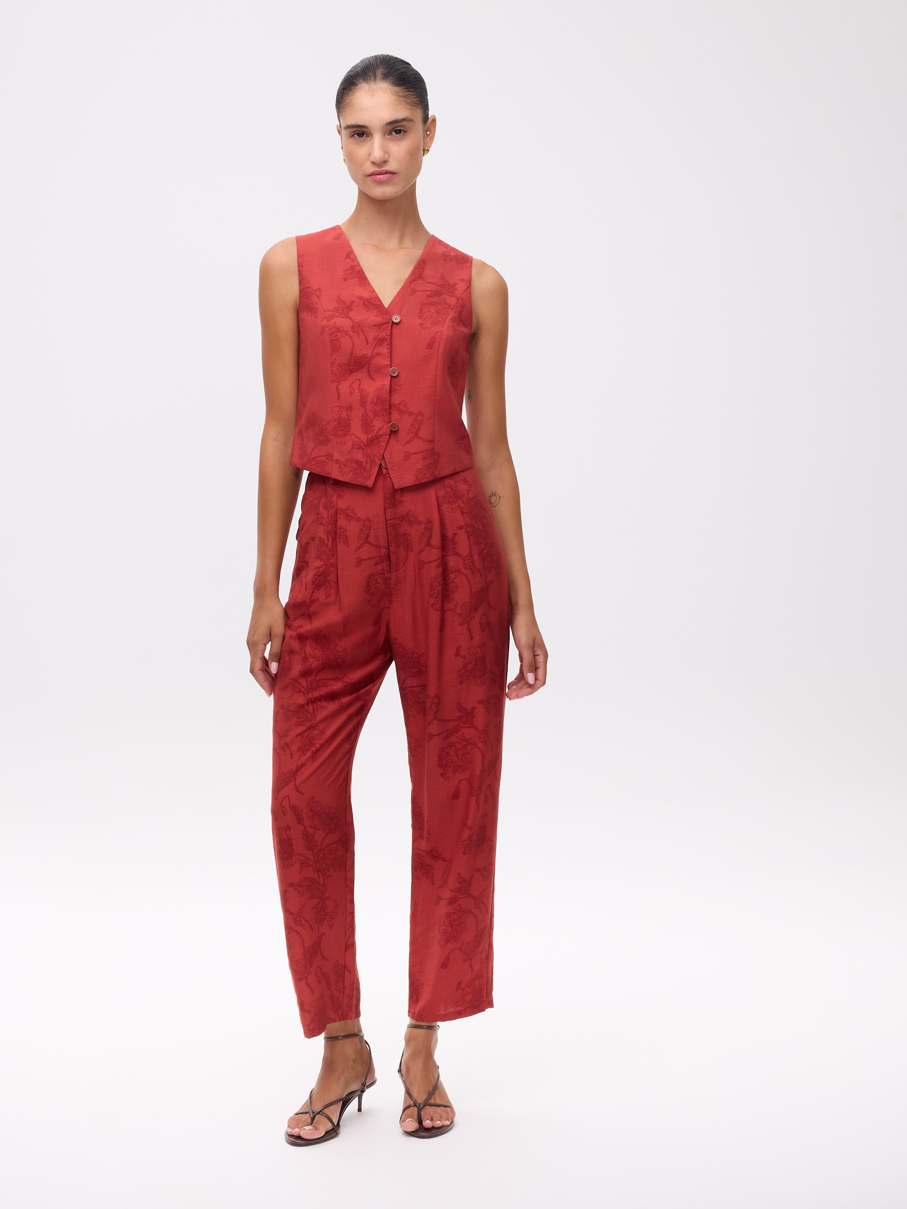 MONTESCO PANT - Pantalón pinza tela floral botánica, para invitadas de boda, fiesta y eventos de primvera y verano. MIOH es la marca que eligen las influencers de España para sus eventos, como bodas y fiestas