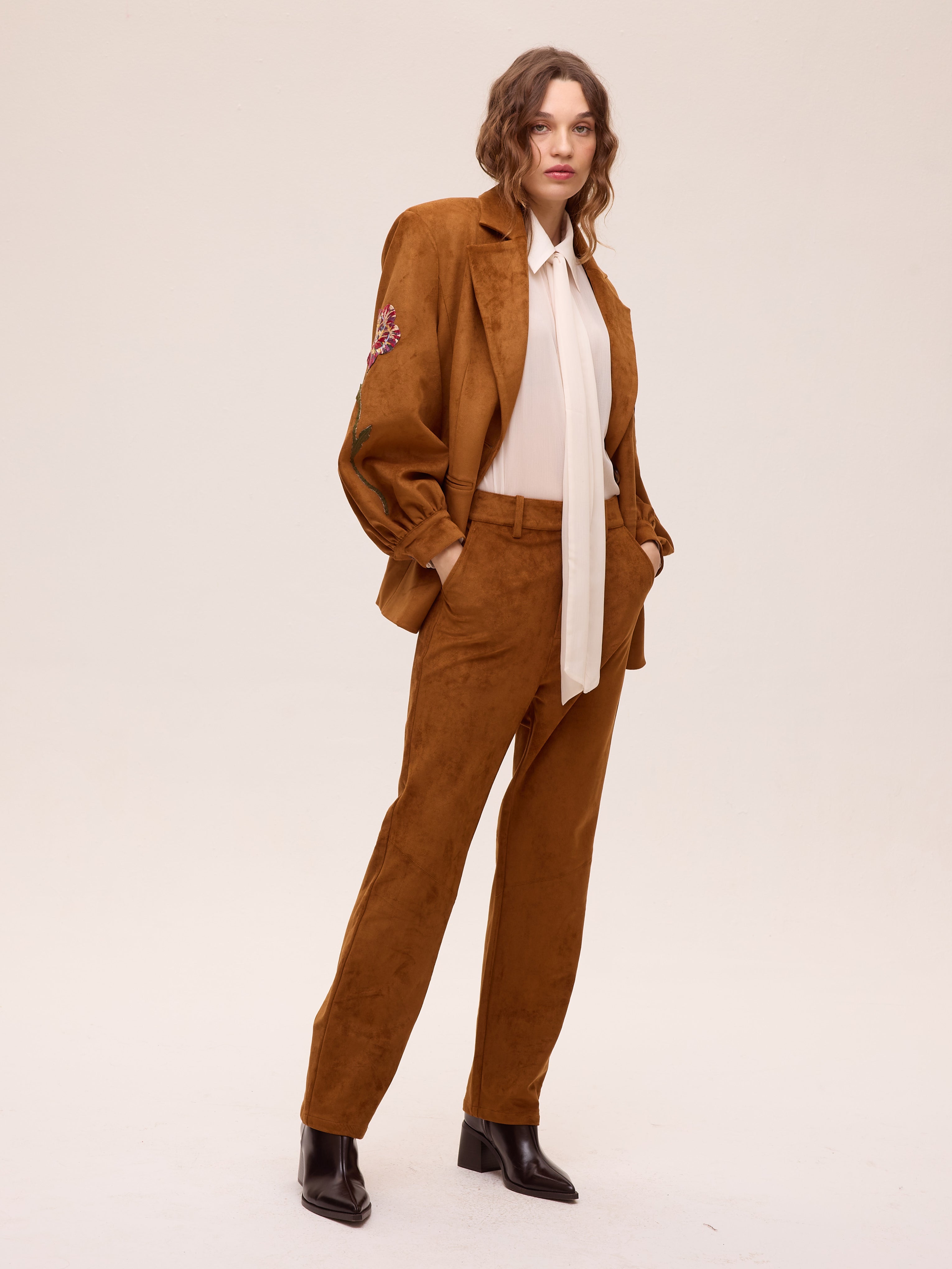 NIMBUS BRIGHT PANT - Pantalón ante 5 bolsillos costuras, del total look de invitada al día a día más arreglado. MIOH, marca española de moda