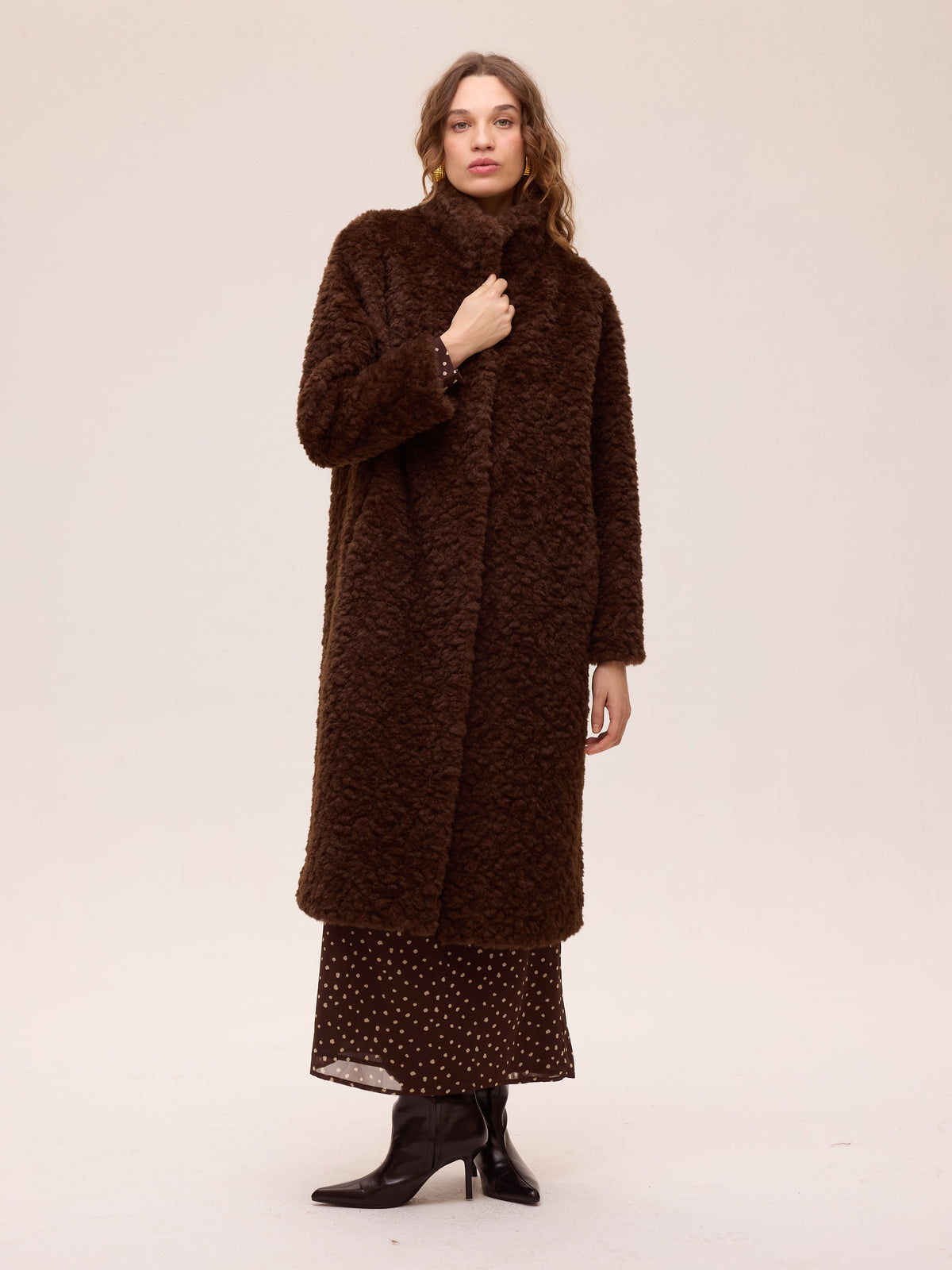 NORTH BROWN - Abrigo teddy rizado - Marrón, el abrigo que completa tu look de invitada de boda en otoño invierno. MIOH, marca española de moda