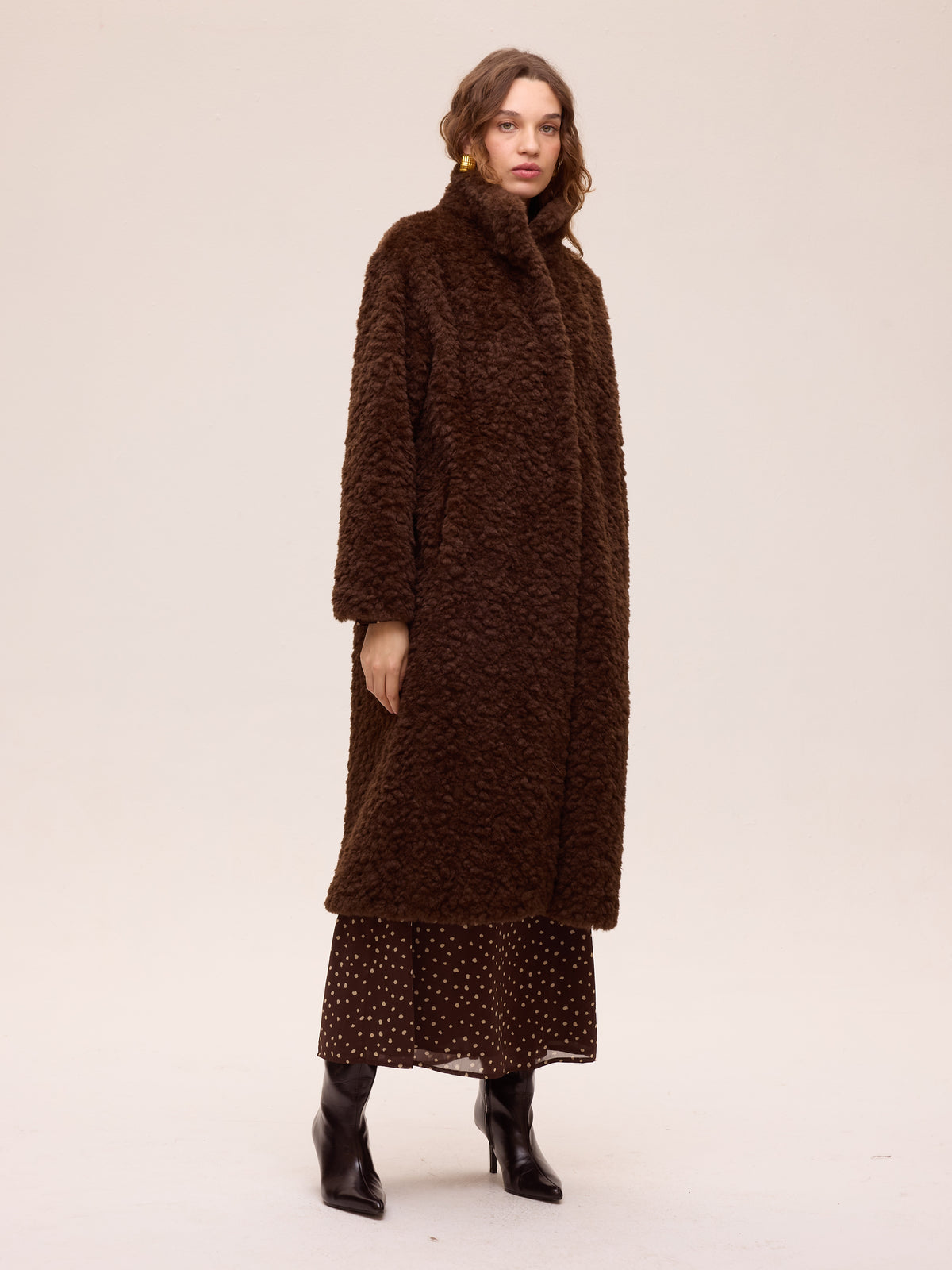 NORTH BROWN - Abrigo teddy rizado - Marrón, perfecto para bodas y eventos de invierno sin renunciar al estilo. MIOH, moda española de invitada