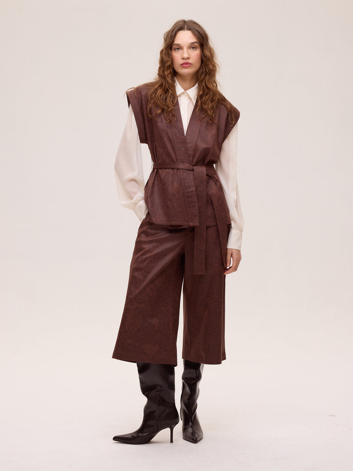 OAK BROWN PANT - Bermuda ecopiel estampado flores marrón, una pieza clave para tu look de invitada de boda y fiesta. MIOH es la marca española de moda de evento de referencia
