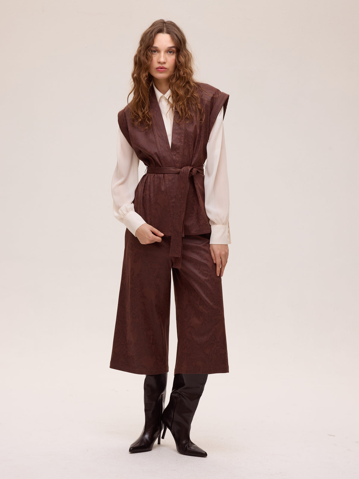 OAK BROWN VEST - Chaleco ecopiel estampado flores marrón, combínala con el resto de la colección FW26 de MIOH y crea tu look de invitada perfecta