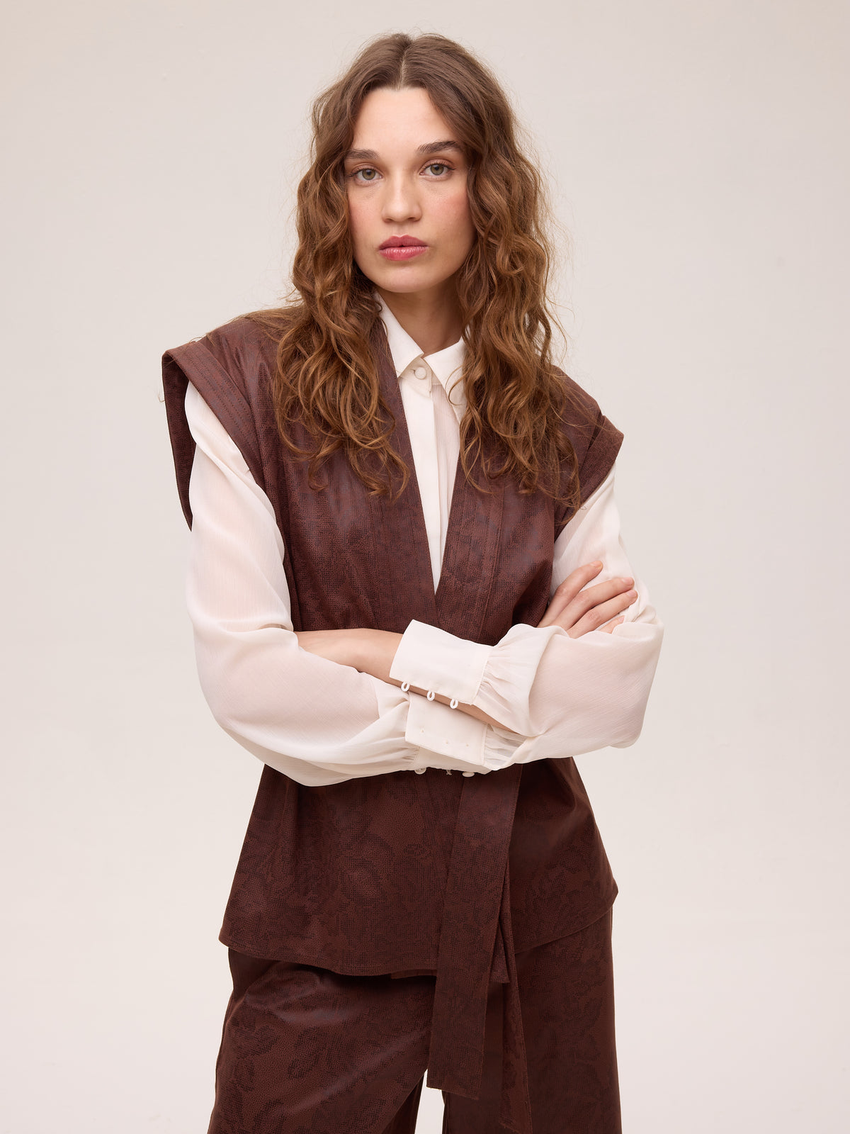 OAK BROWN VEST - Chaleco ecopiel estampado flores marrón, moda de fiesta e invitada diseñada en España por MIOH