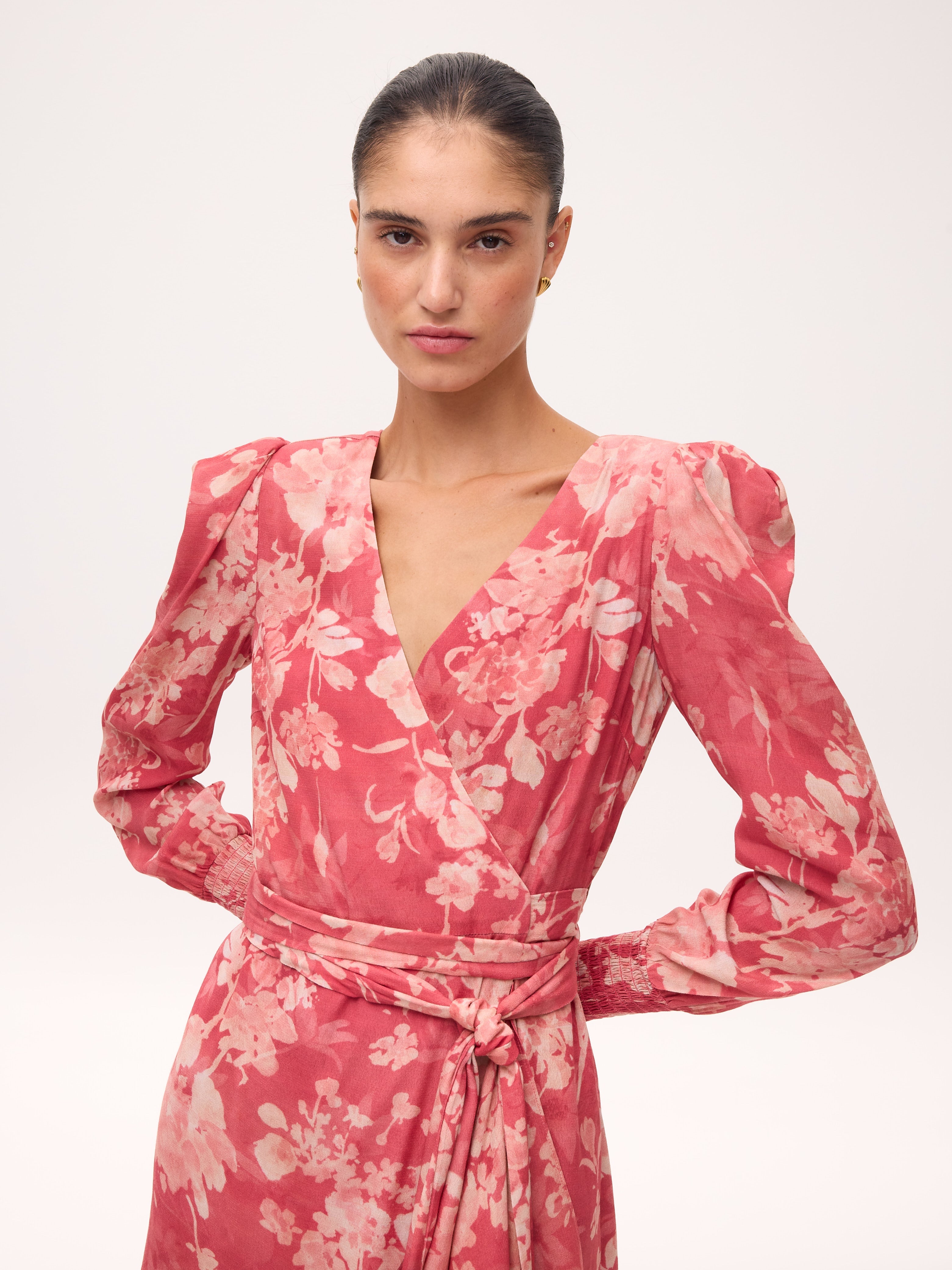 OLIVIA - Vestido wrap estampado floral, para ser la invitada de boda perfecta y fiesta esta primavera verano. MIOH es la marca que eligen las influencers de España para sus eventos, como bodas y fiestas