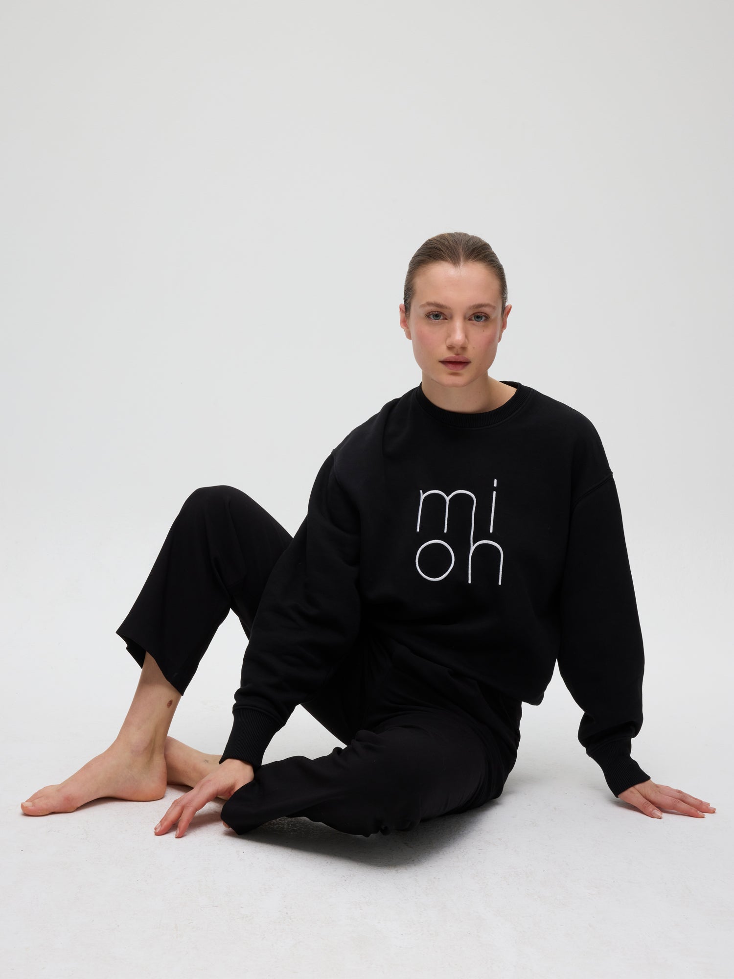 mioh | ONLY BLACK - Sudadera bordada algodón orgánico. Sudadera oversize bordada con el logo de MIOH en tejido de algodón orgánico. Color negro. Te la pondrás un montón. Heavyweight 350 gsm.