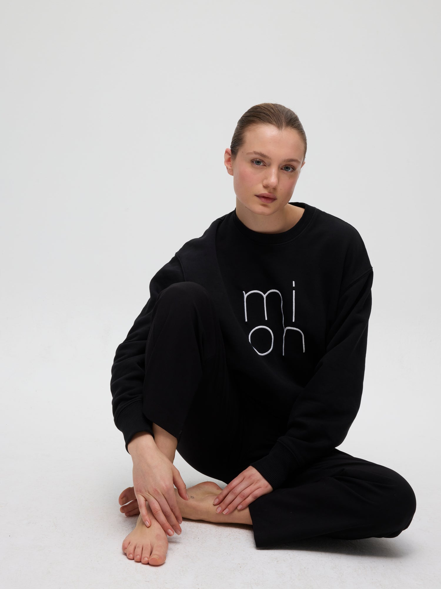 mioh | ONLY BLACK - Sudadera bordada algodón orgánico. Sudadera oversize bordada con el logo de MIOH en tejido de algodón orgánico. Color negro. Te la pondrás un montón. Heavyweight 350 gsm.