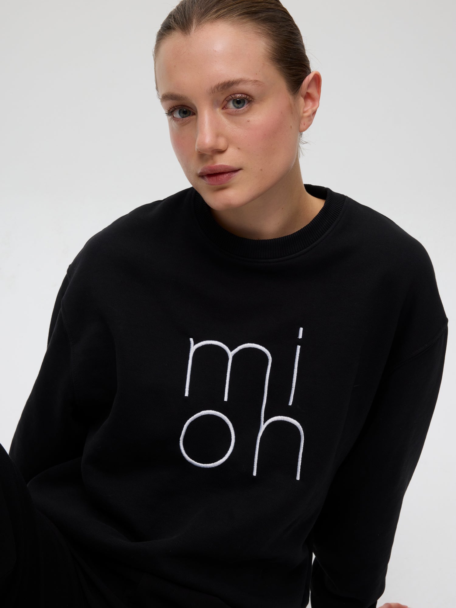 mioh | ONLY BLACK - Sudadera bordada algodón orgánico. Sudadera oversize bordada con el logo de MIOH en tejido de algodón orgánico. Color negro. Te la pondrás un montón. Heavyweight 350 gsm.