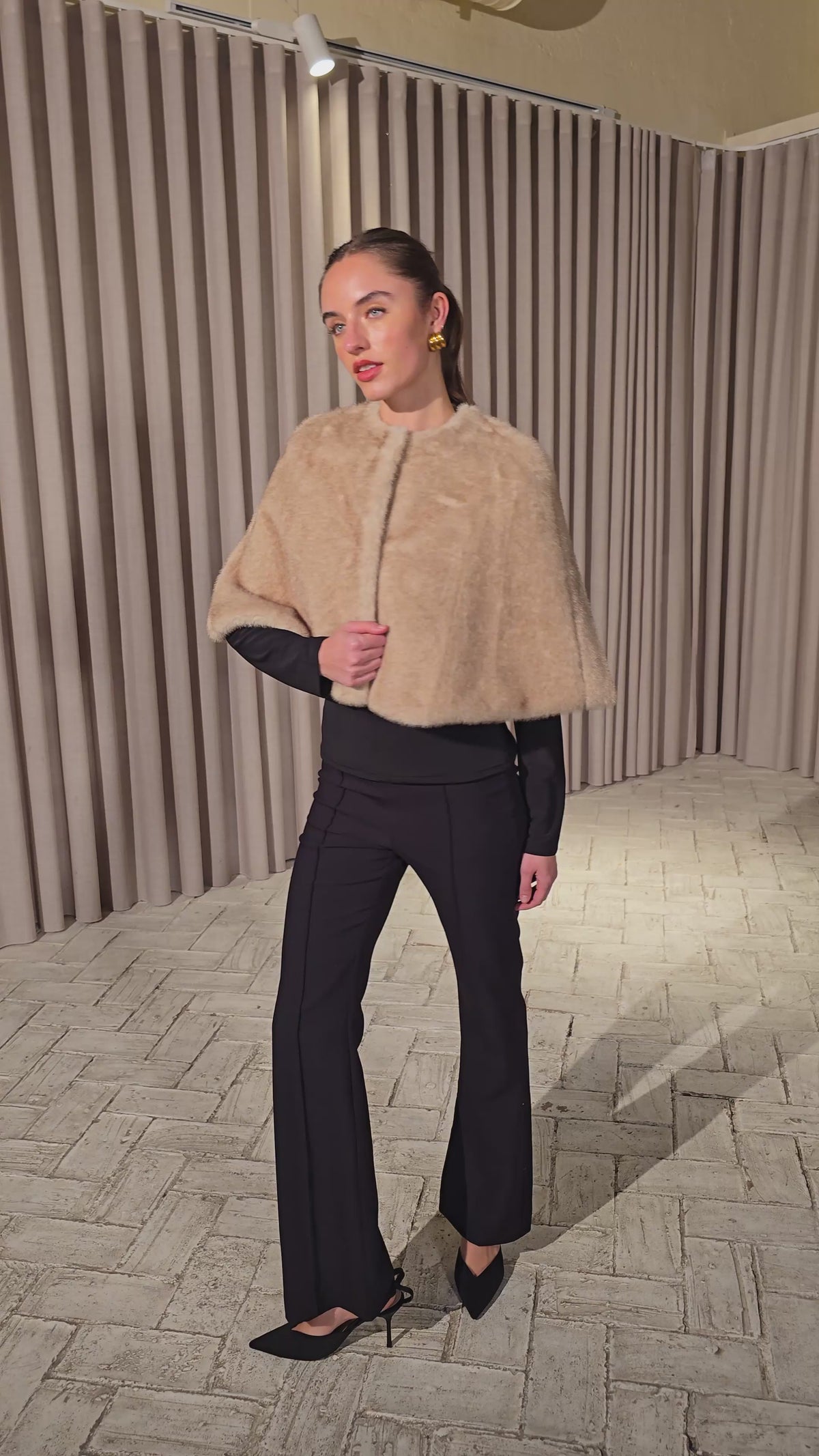 mioh | CINEMA ECRU - Capa pelo faux fur ecru para invitada de boda y fiesta