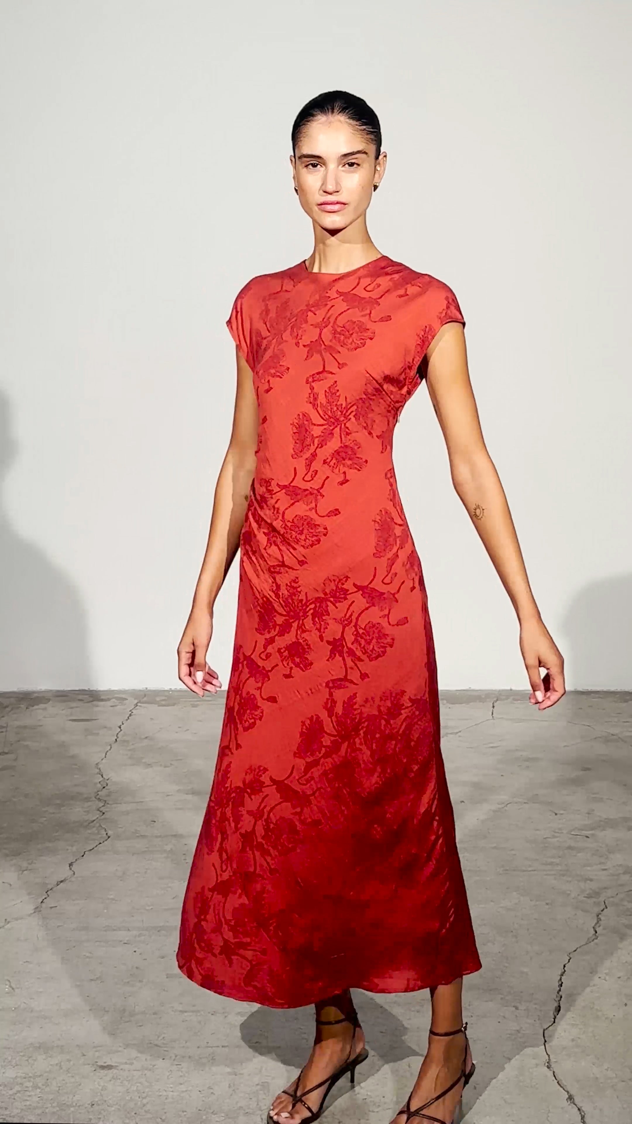 ADRIANA BOTANIC - Vestido manga corta japonesa con vuelo y tela floral botánica, perfecto para invitadas de boda y fiesta spring summer. MIOH es la marca española de vestidos de fiesta mas de moda, preferida por influencers y famosas de España