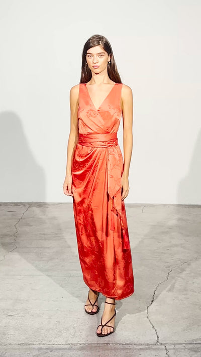 ARIEL CORAL - Vestido Wrap Jacquard Floral Coral Midi, perfecto para invitadas de boda y fiesta spring summer. MIOH es la marca española de vestidos de fiesta para invitadas de boda más de moda en España