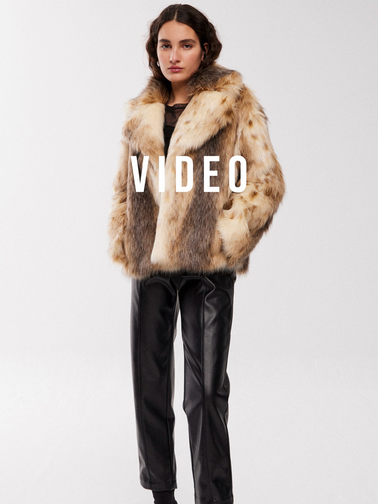 mioh | ARTIST SHORT - Abrigo efecto zorro faux fur tendencia street style. Pura tendencia vogue FW23. MIOH marca española moda famosas instagramers