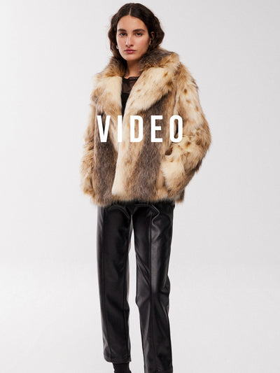 mioh | ARTIST SHORT - Abrigo efecto zorro faux fur tendencia street style. Pura tendencia vogue FW23. MIOH marca española moda famosas instagramers