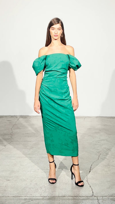 CAPULETO GREEN - Vestido escote cuadrado manga farol damasco verde, perfecto para invitadas de boda y fiesta spring summer. MIOH es la marca que eligen las influencers de España para sus eventos, como bodas y fiestas