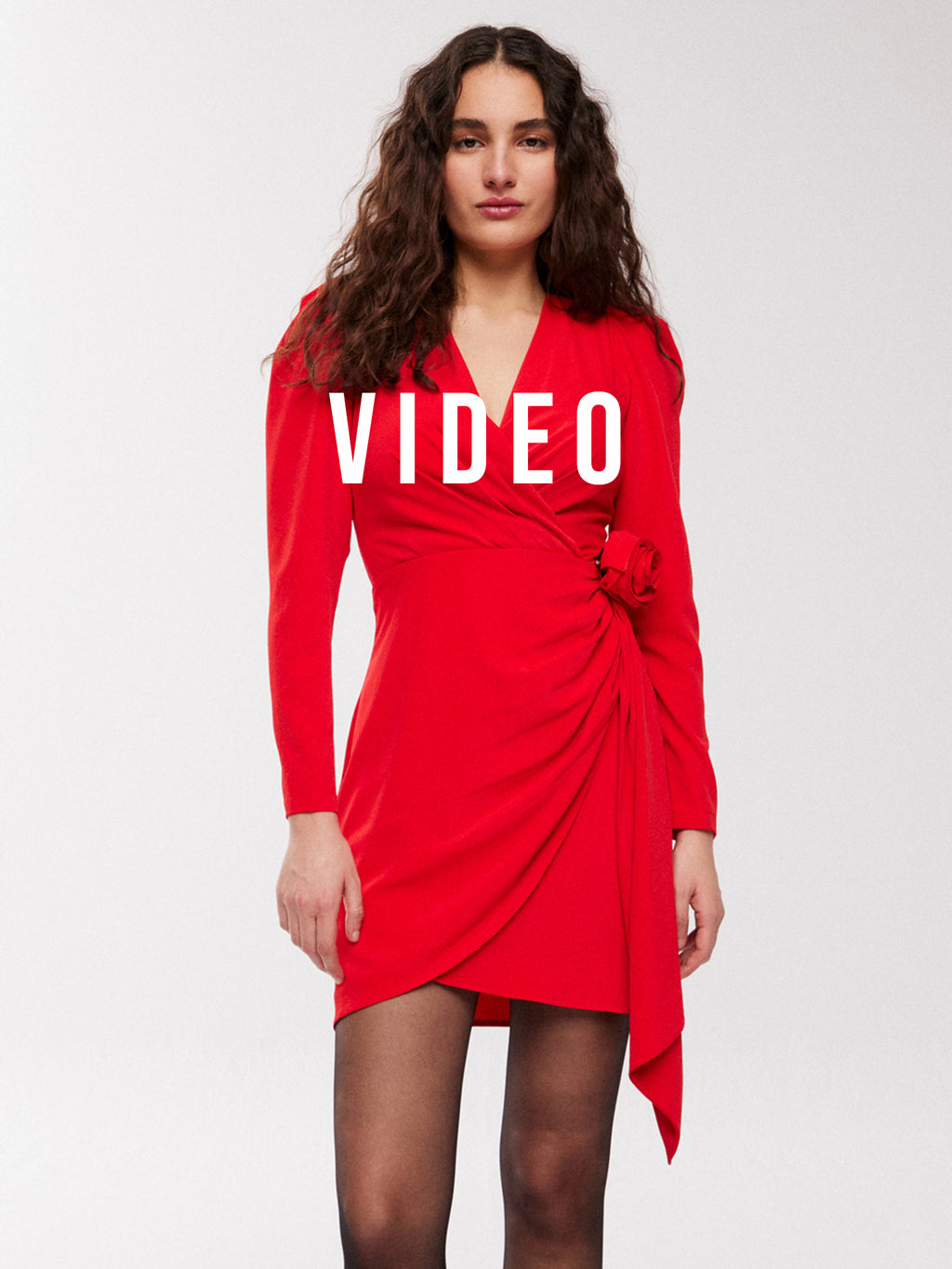 mioh | CLOONEY RED - Vestido corto para invitada de boda, fiesta y eventos. Pura tendencia vogue FW23. MIOH marca española moda famosas instagramers