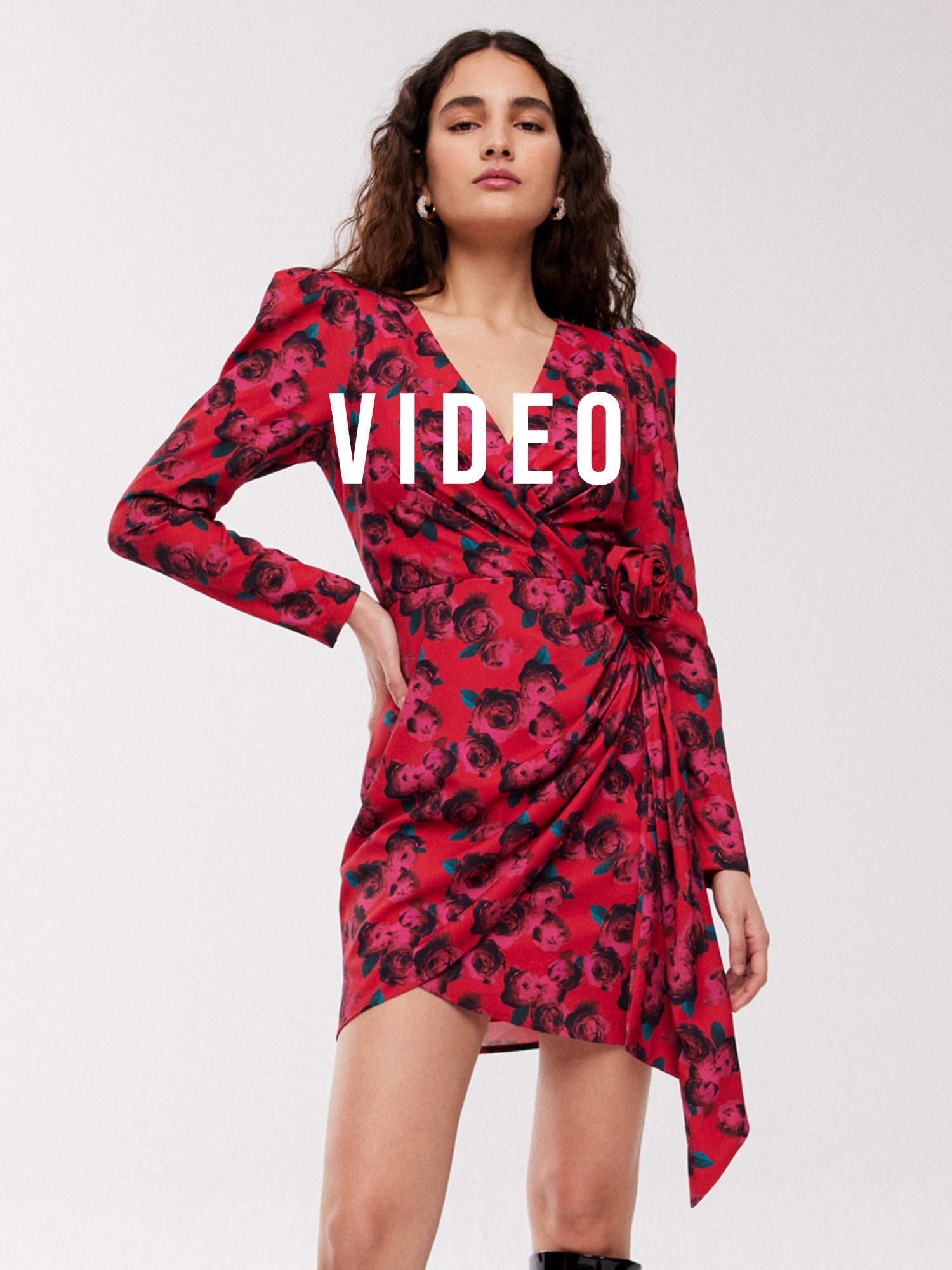 mioh | CLOONEY ROSES - Vestido corto para invitada de boda, fiesta y eventos. Pura tendencia vogue FW23. MIOH marca española moda famosas instagramers